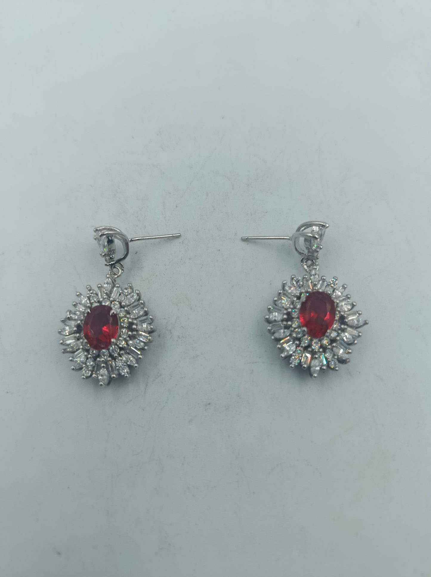 925 Silber Ohrringe mit rotem Stein  funkelnden Akzenten