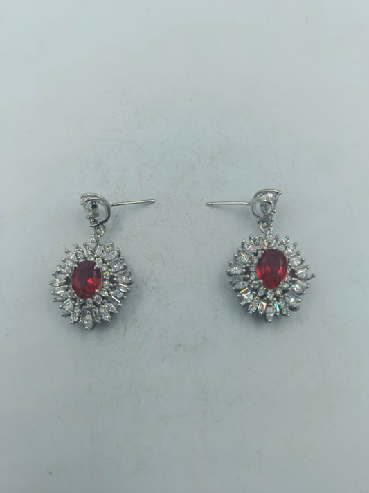 925 Silber Ohrringe mit rotem Stein  funkelnden Akzenten