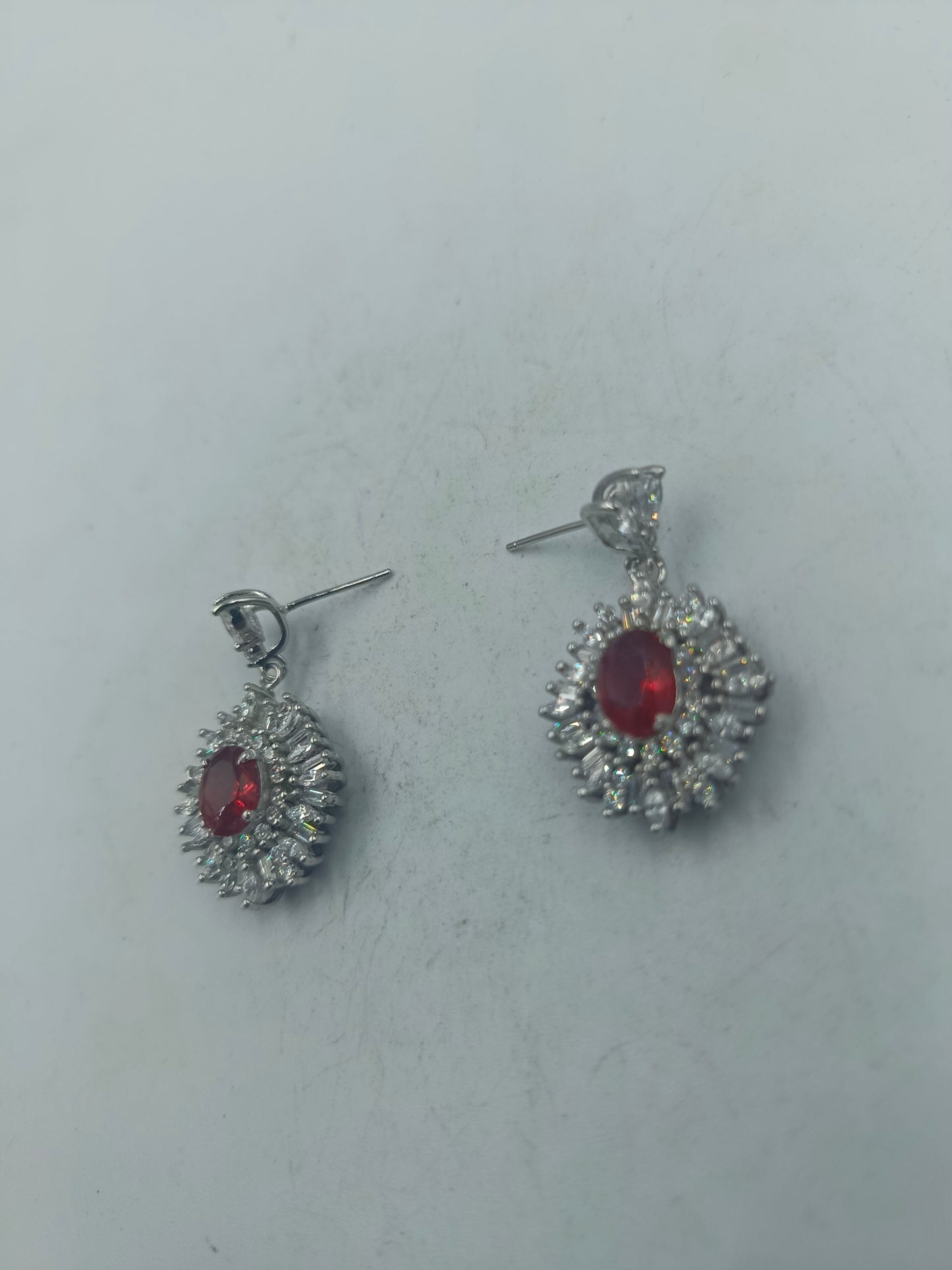 925 Silber Ohrringe mit rotem Stein  funkelnden Akzenten