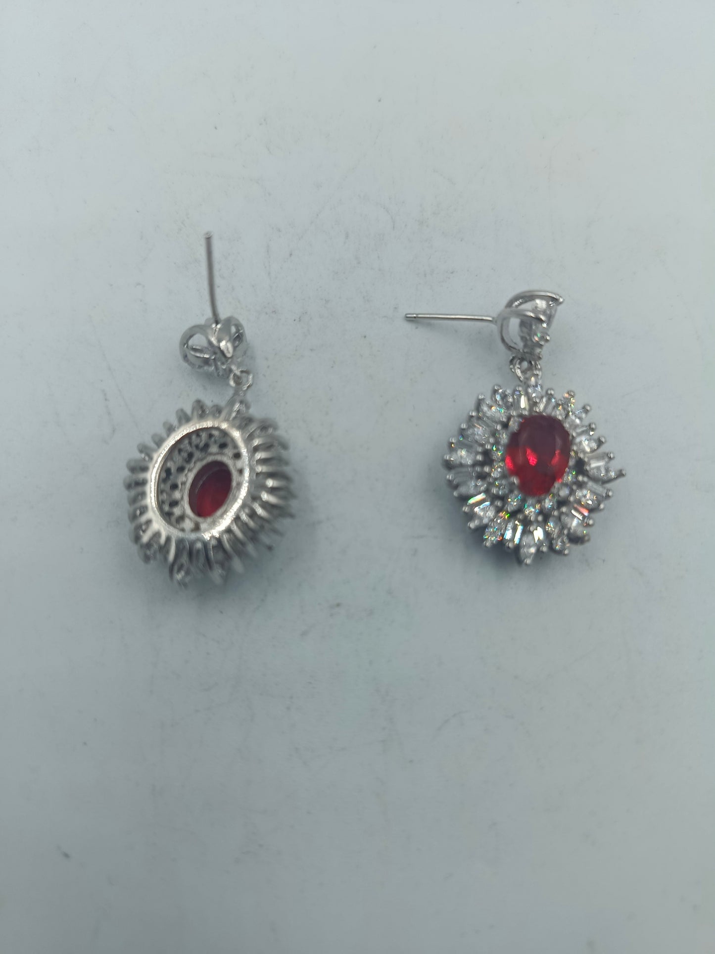 925 Silber Ohrringe mit rotem Stein  funkelnden Akzenten
