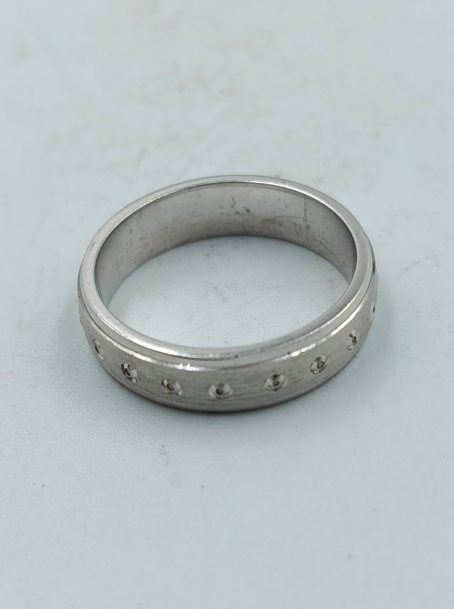 Silberring mit feiner Punktgravur rundum Zeitloses schlichtes Design