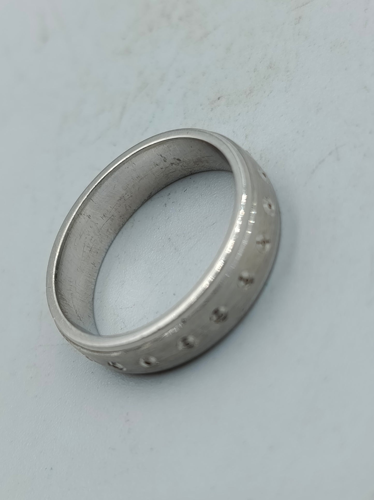 Silberring mit feiner Punktgravur rundum Zeitloses schlichtes Design