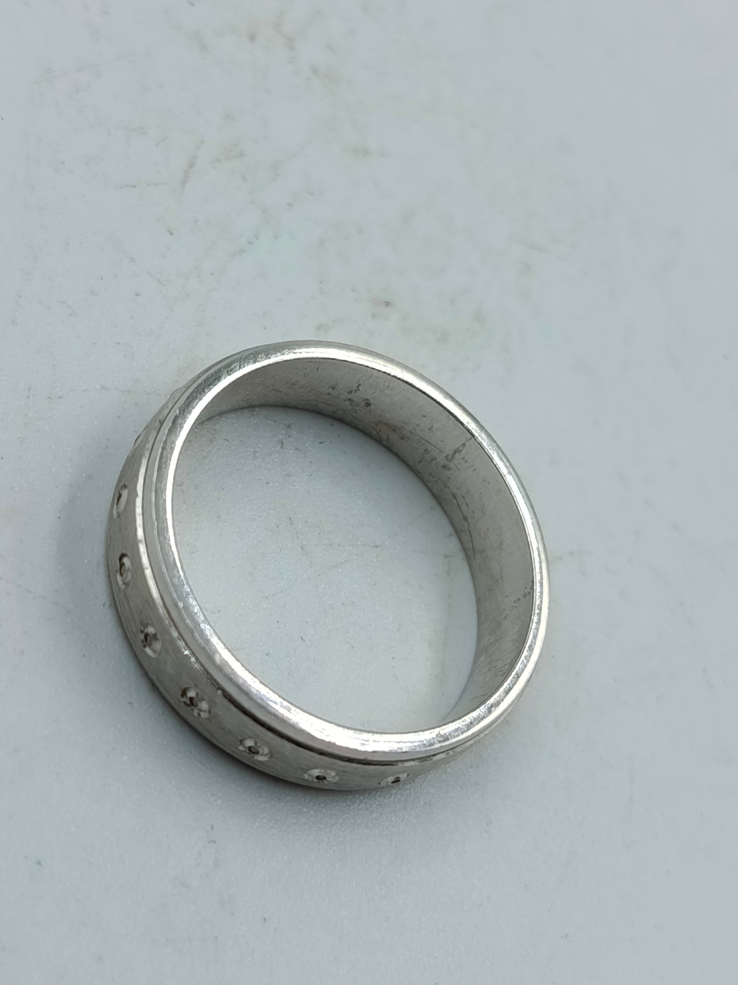 Silberring mit feiner Punktgravur rundum Zeitloses schlichtes Design