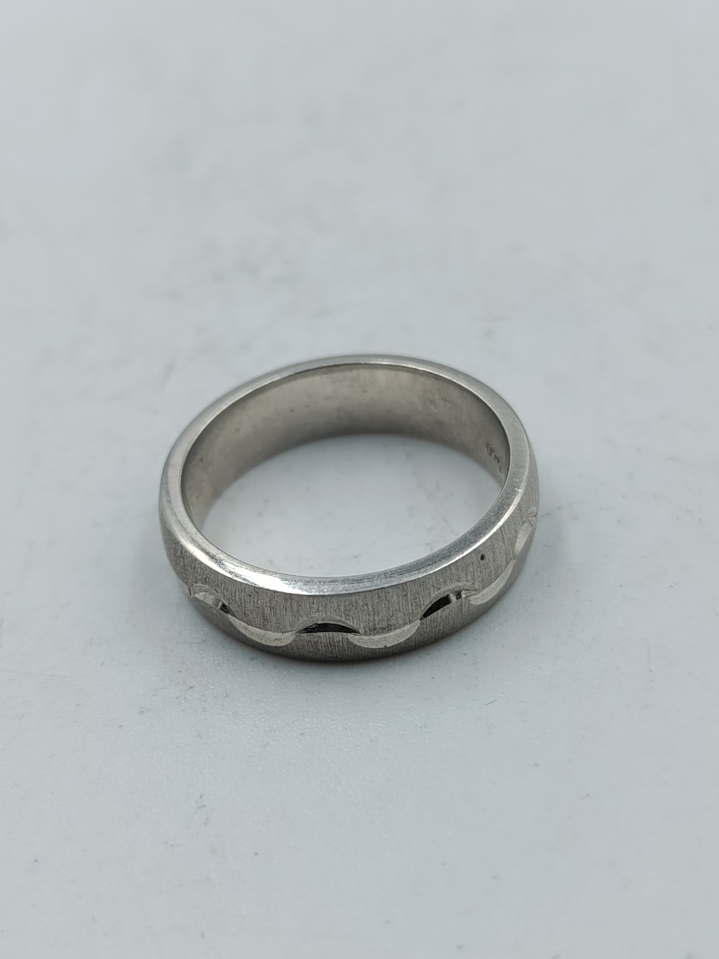 Bandring aus 925 Silber mit dezentem Gravurdesign