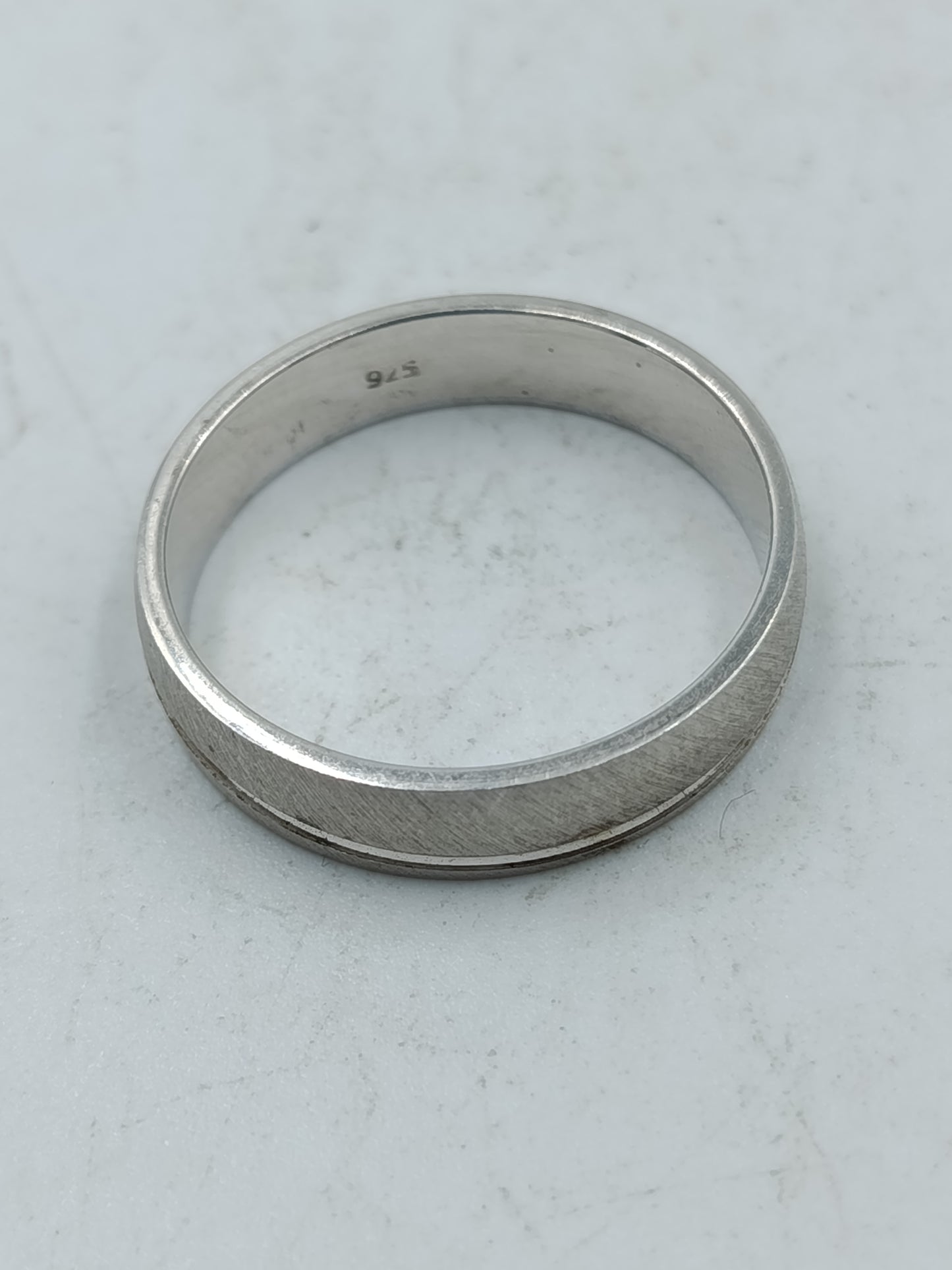 Eleganter 925er Silber Bandring mit feiner Liniengravur und mattiertem Finish Gr 65