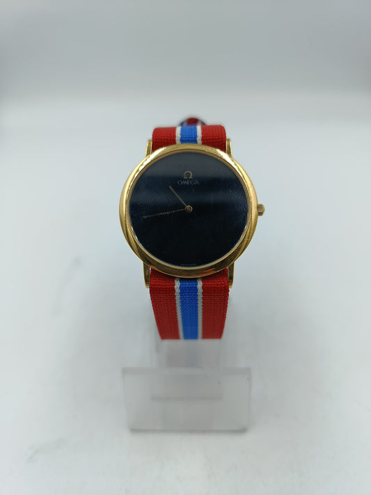 Omega Vintage Herrenuhr mit rundem goldfarbenem Gehäuse und sportlichem Nato Armband