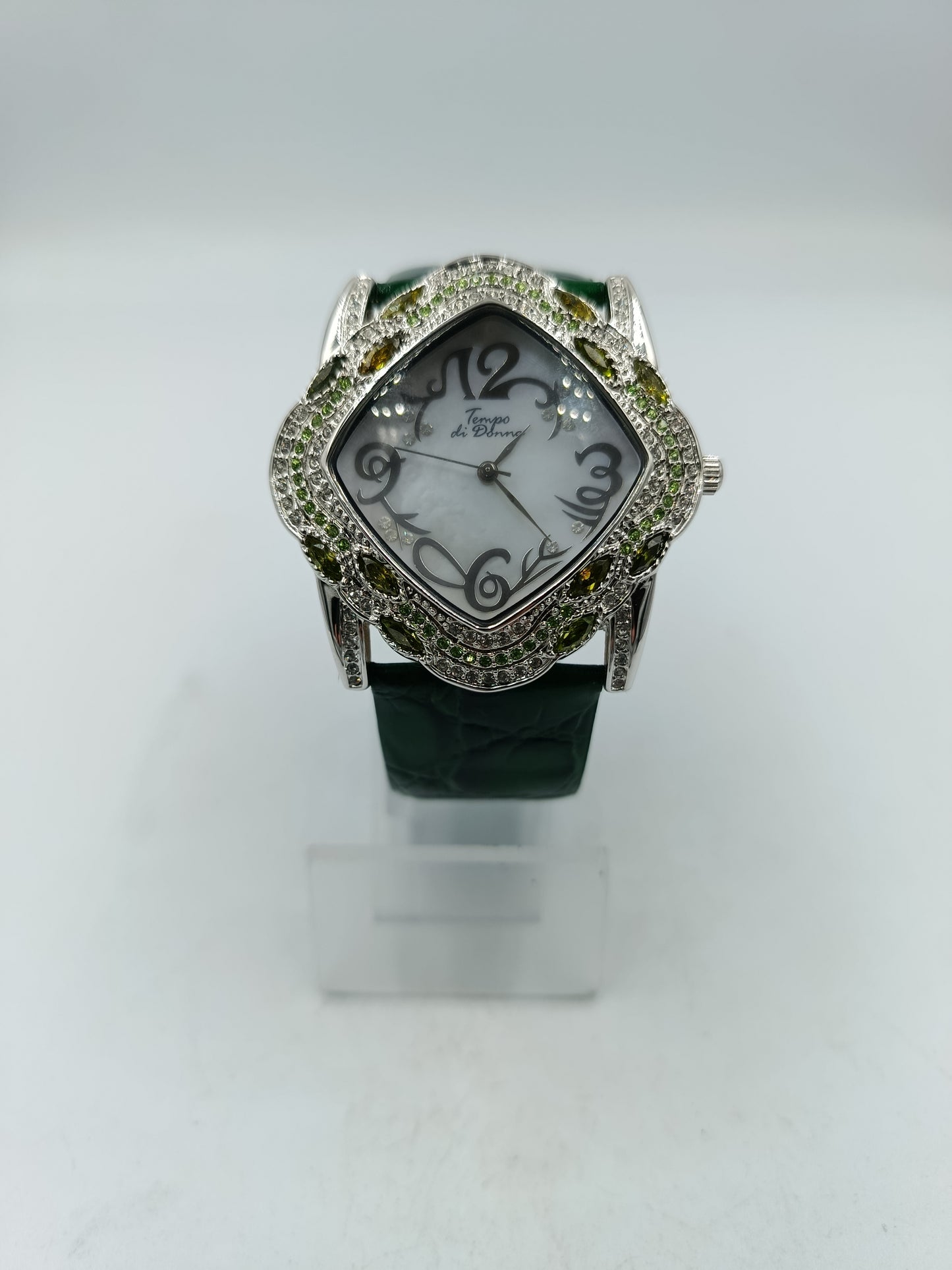 Elegante Damenarmbanduhr Tempo di Donna mit grünem Lederarmband und verziertem Gehäuse