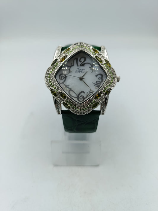 Elegante Damenarmbanduhr Tempo di Donna mit grünem Lederarmband und verziertem Gehäuse