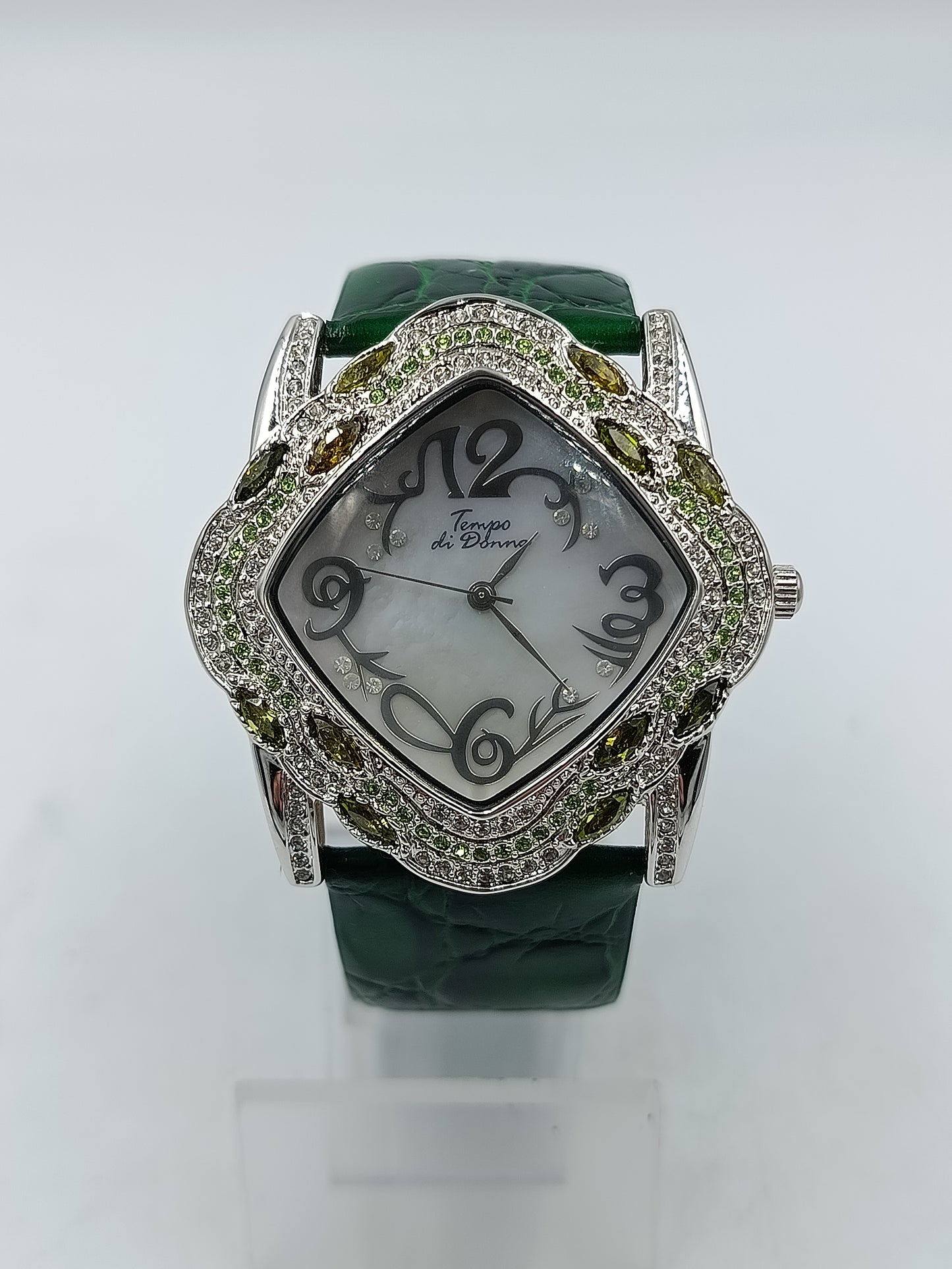 Elegante Damenarmbanduhr Tempo di Donna mit grünem Lederarmband und verziertem Gehäuse