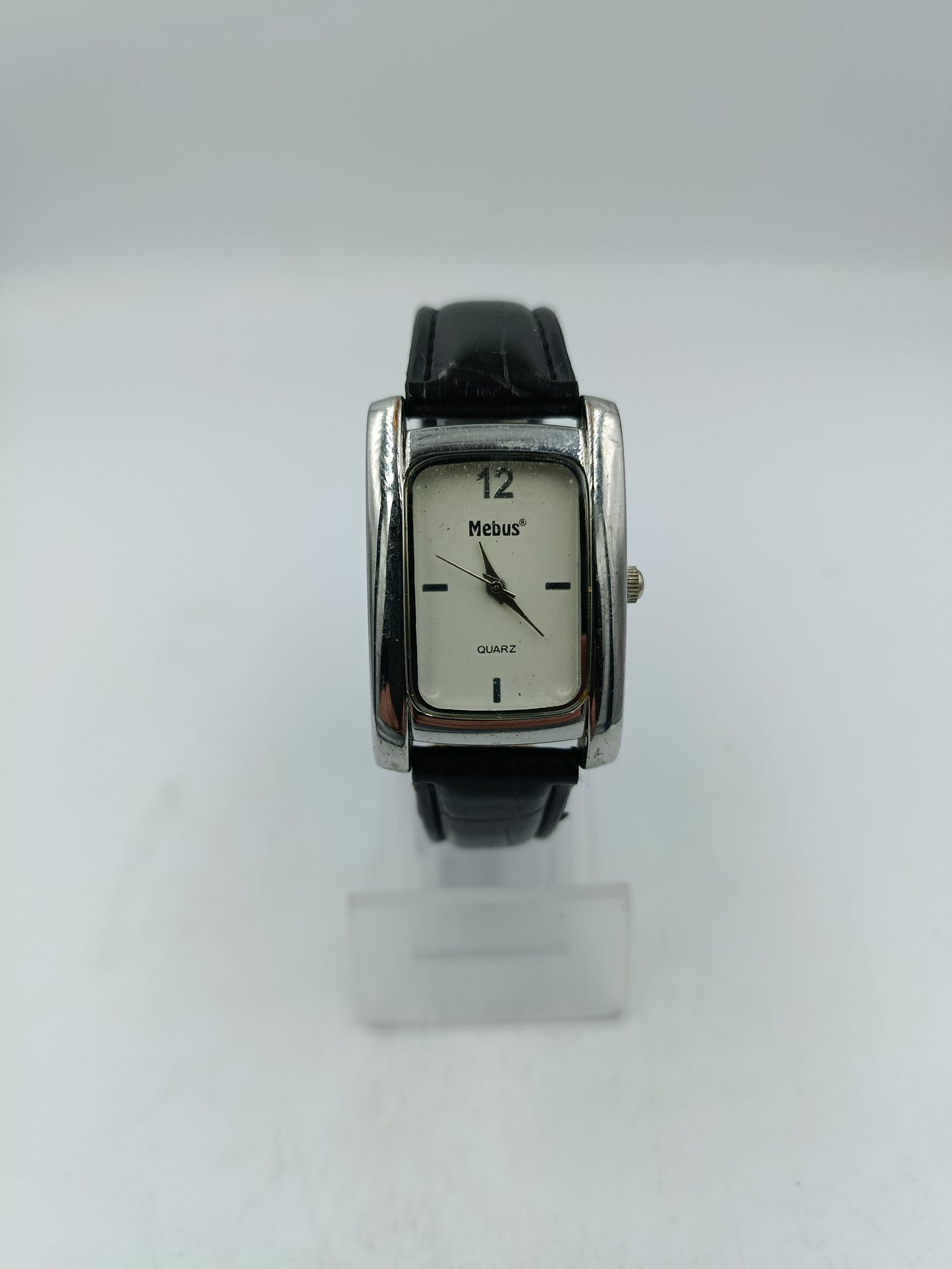 Mebus Armbanduhr mit rechteckigem Gehäuse Zeitloses Design im klassischen Stil