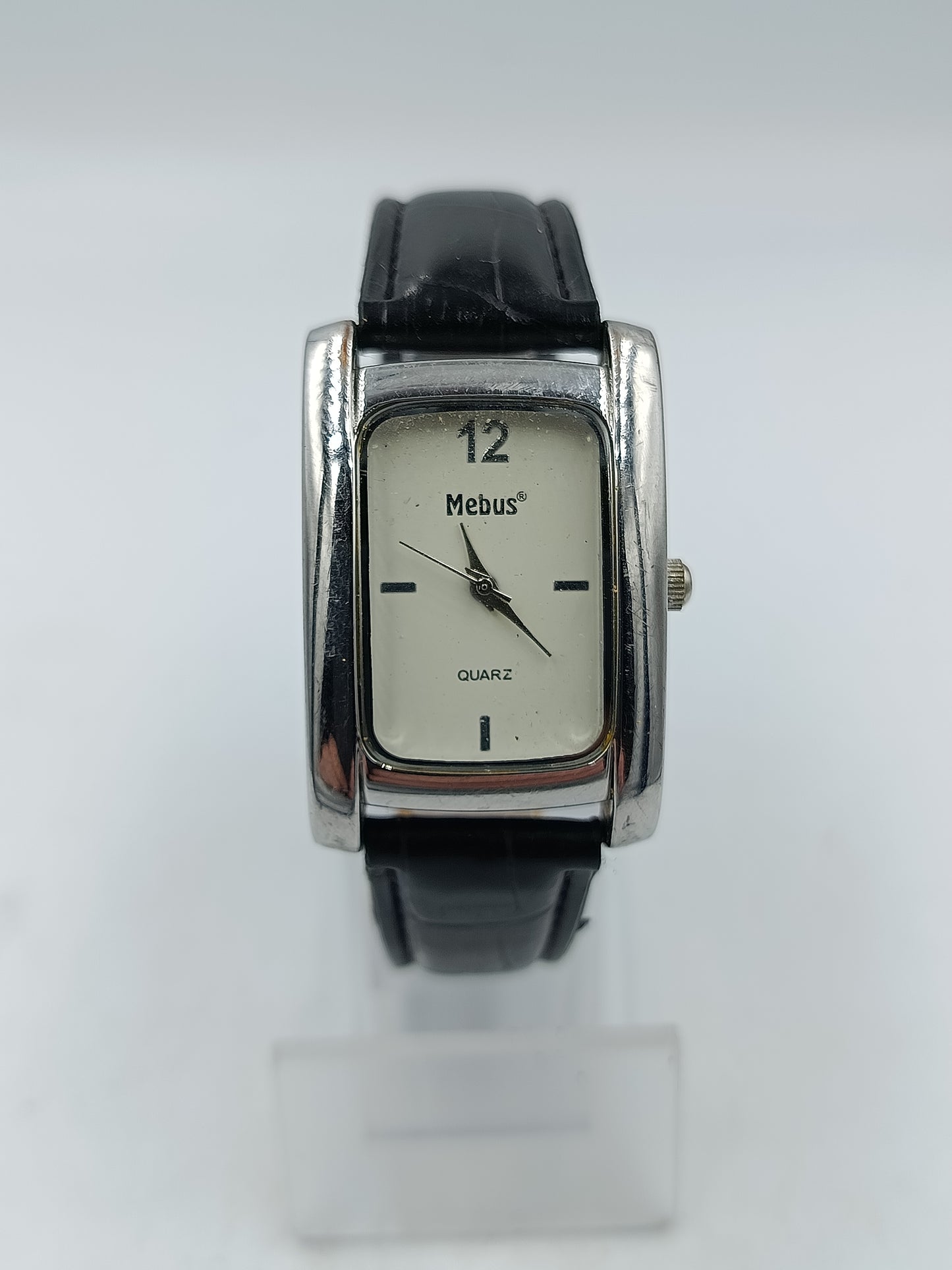 Mebus Armbanduhr mit rechteckigem Gehäuse Zeitloses Design im klassischen Stil