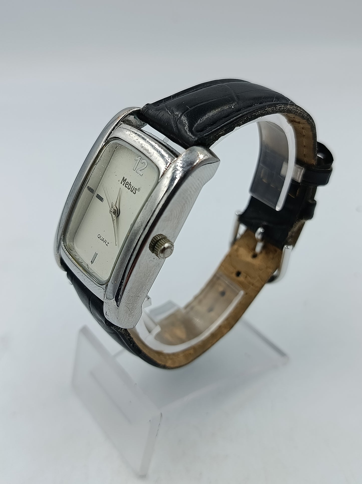 Mebus Armbanduhr mit rechteckigem Gehäuse Zeitloses Design im klassischen Stil