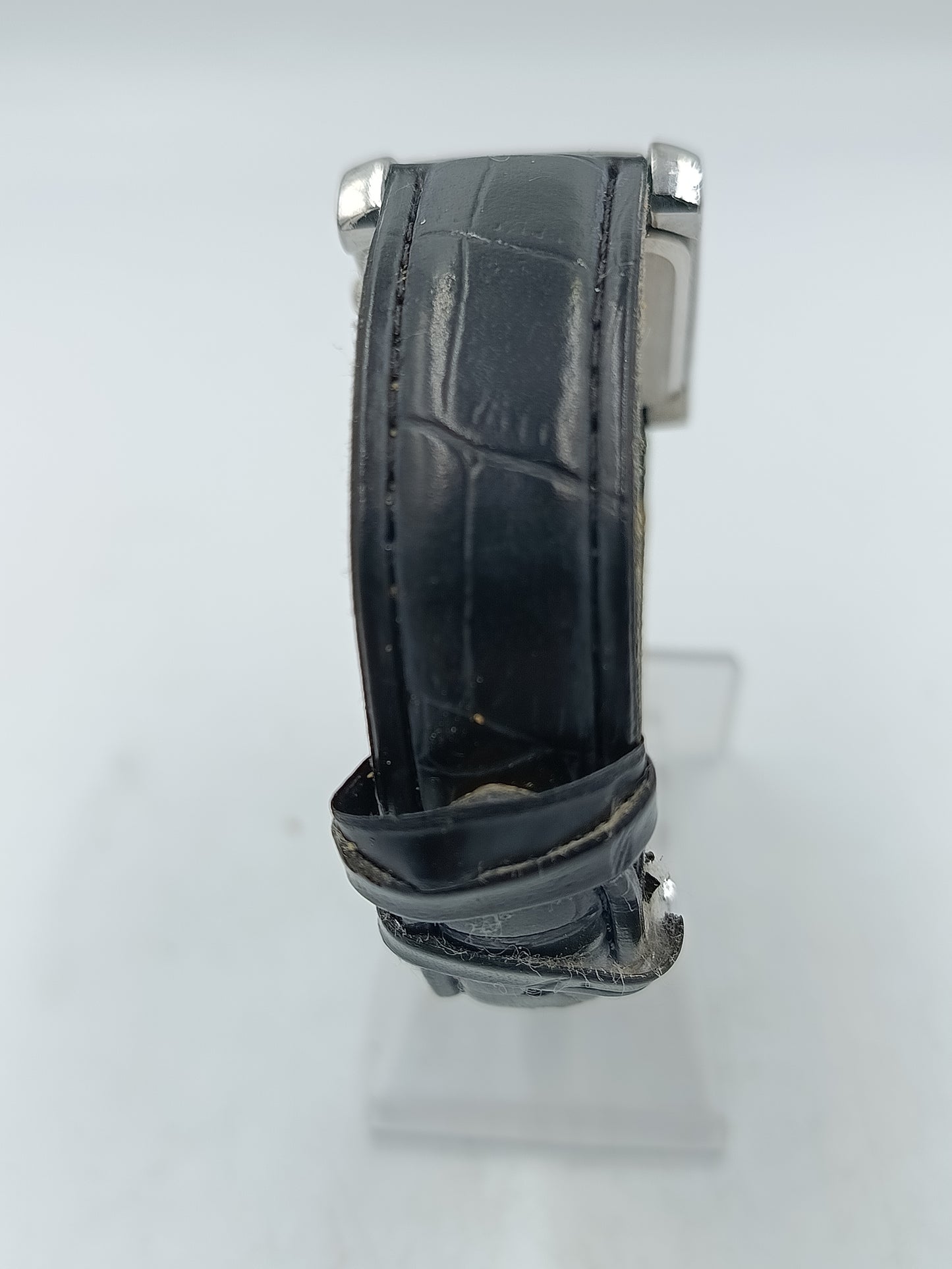 Mebus Armbanduhr mit rechteckigem Gehäuse Zeitloses Design im klassischen Stil