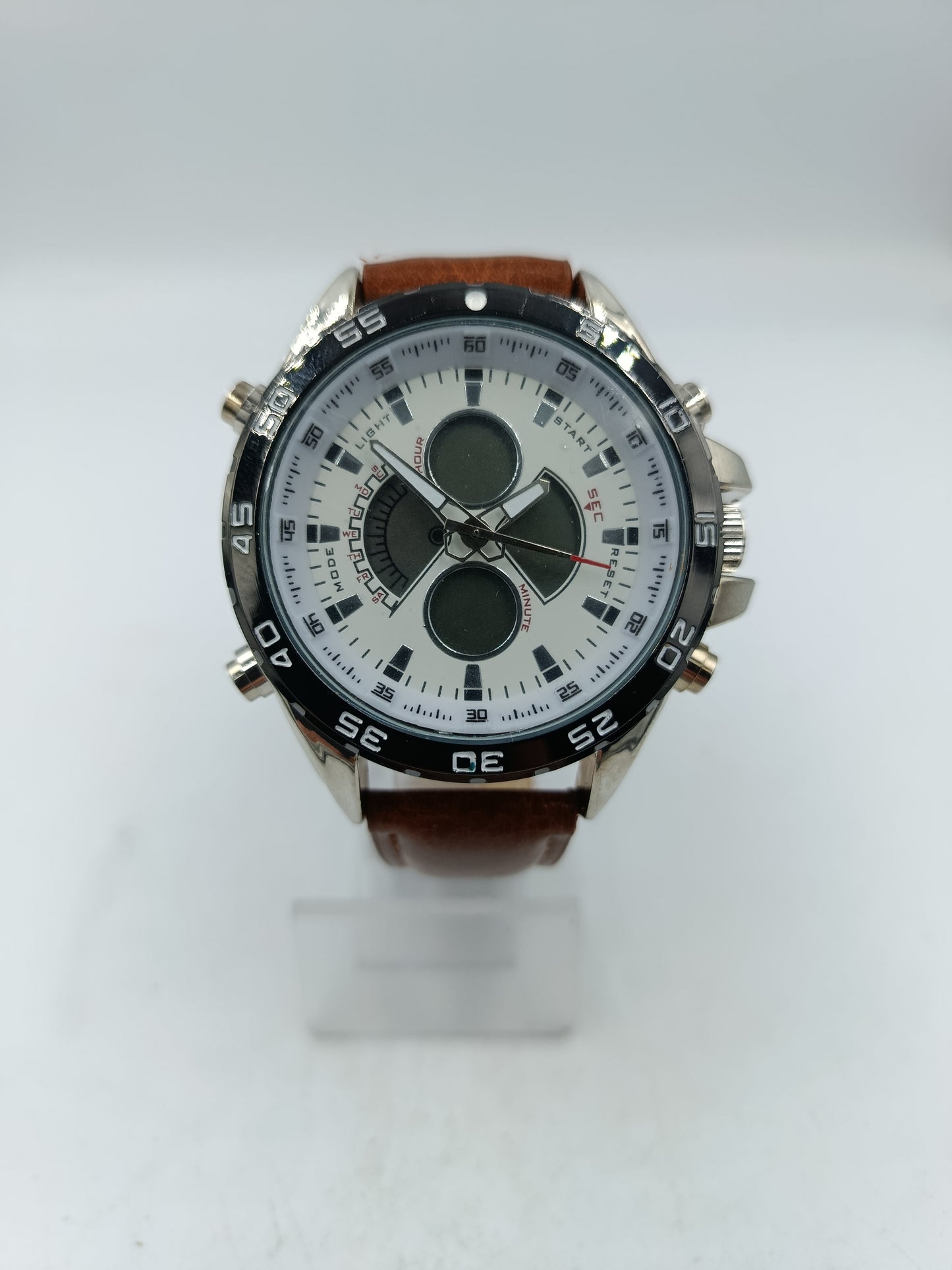 Herren Armbanduhr Weiss Schwarz mit braunem Band Sportlich modernes Design