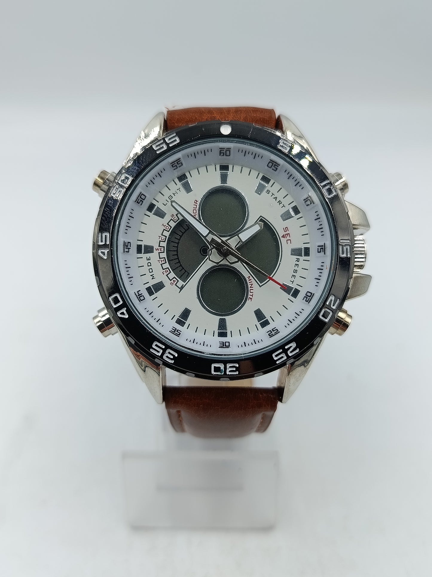 Herren Armbanduhr Weiss Schwarz mit braunem Band Sportlich modernes Design