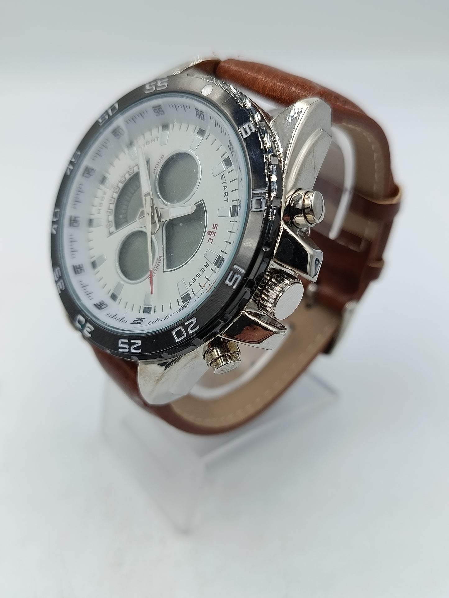 Herren Armbanduhr Weiss Schwarz mit braunem Band Sportlich modernes Design