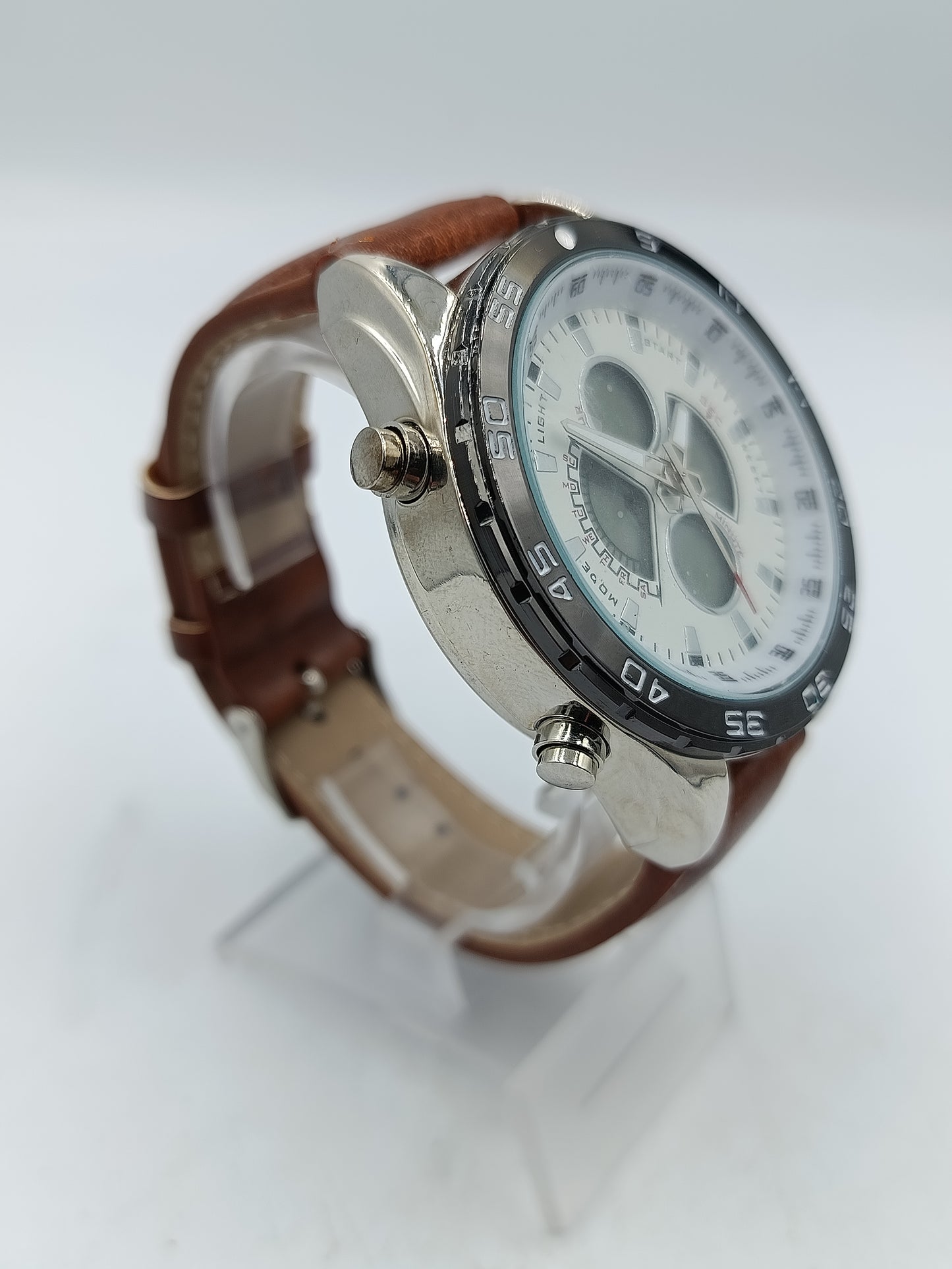 Herren Armbanduhr Weiss Schwarz mit braunem Band Sportlich modernes Design