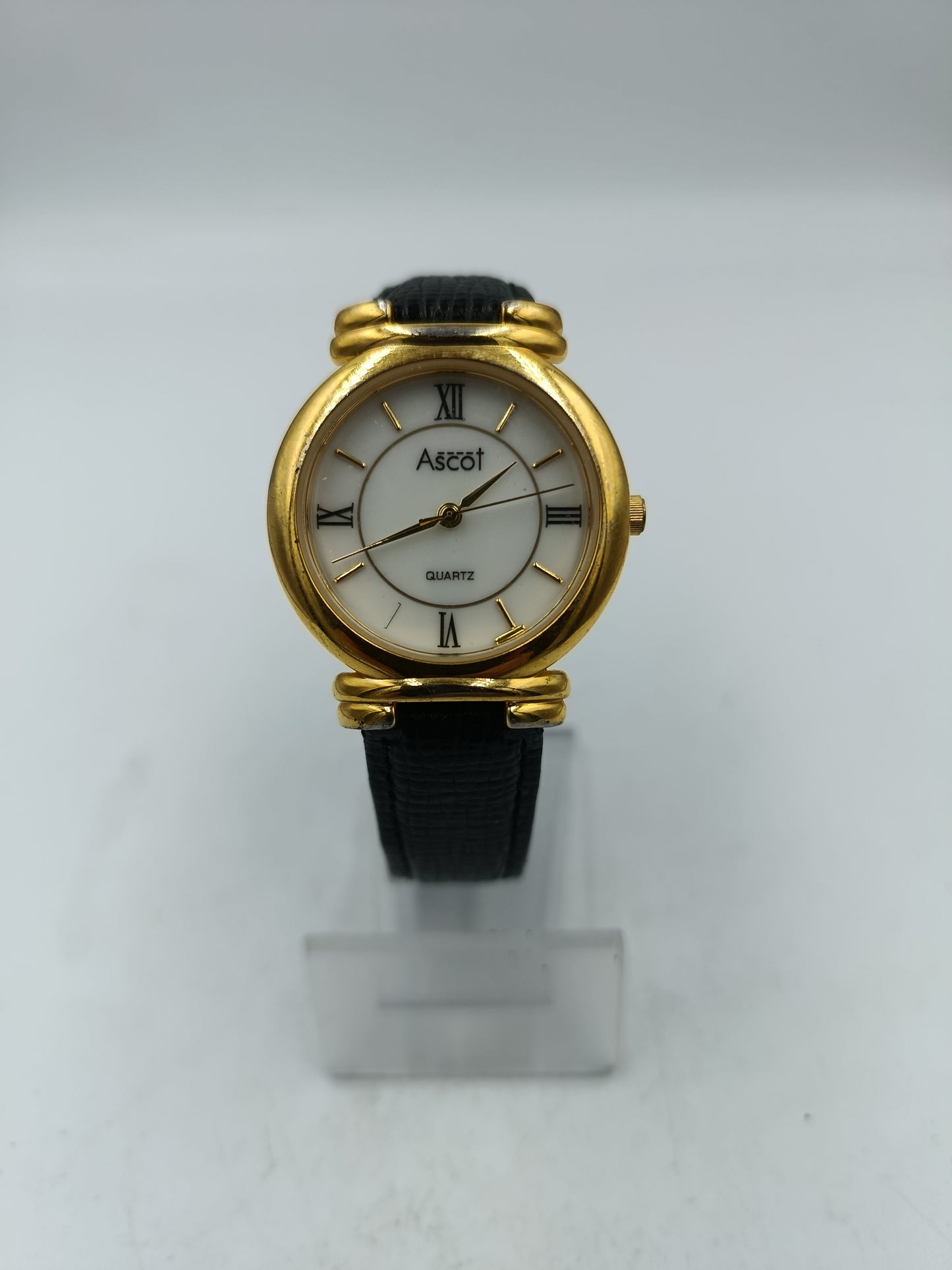 Ascot Damen Armbanduhr goldfarben mit schwarzem Lederband Zeitloses Design