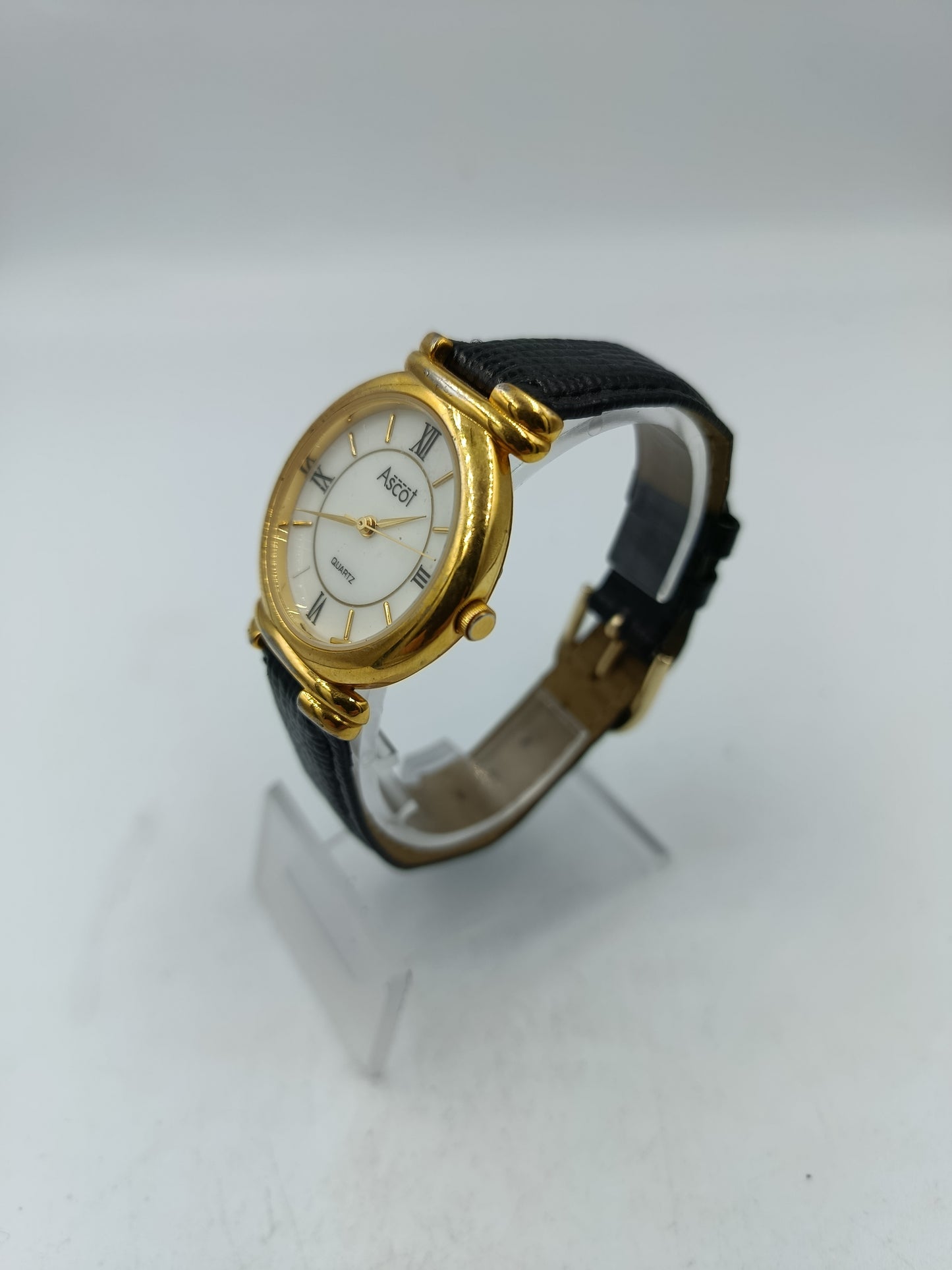 Ascot Damen Armbanduhr goldfarben mit schwarzem Lederband Zeitloses Design