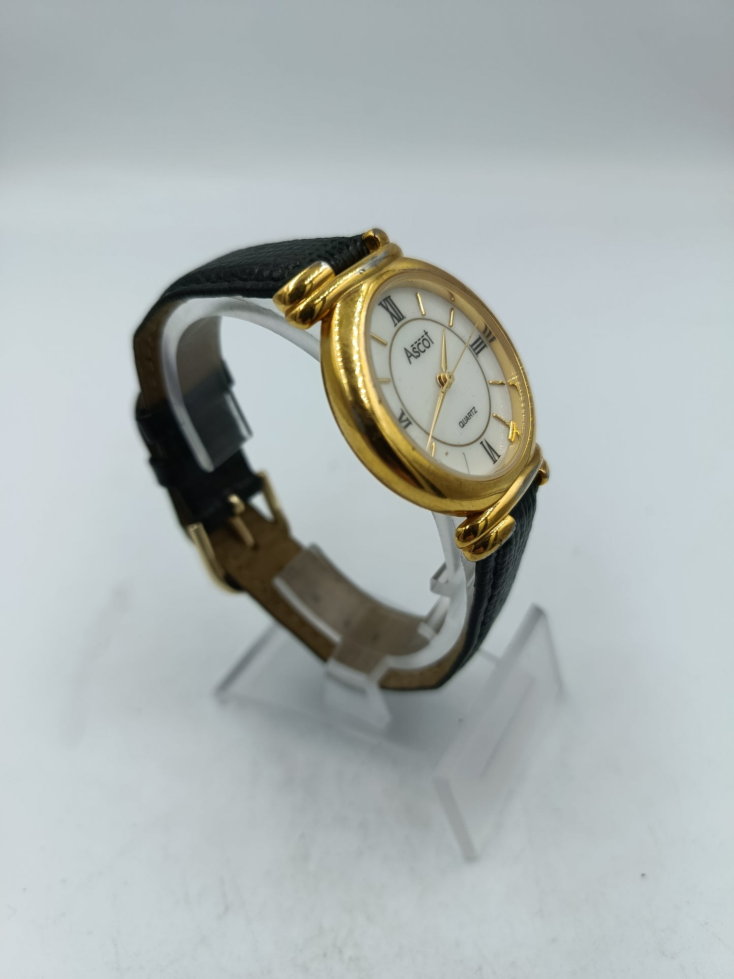 Ascot Damen Armbanduhr goldfarben mit schwarzem Lederband Zeitloses Design