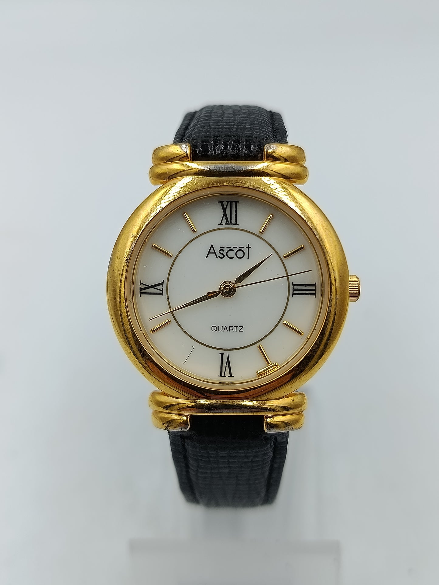 Ascot Damen Armbanduhr goldfarben mit schwarzem Lederband Zeitloses Design