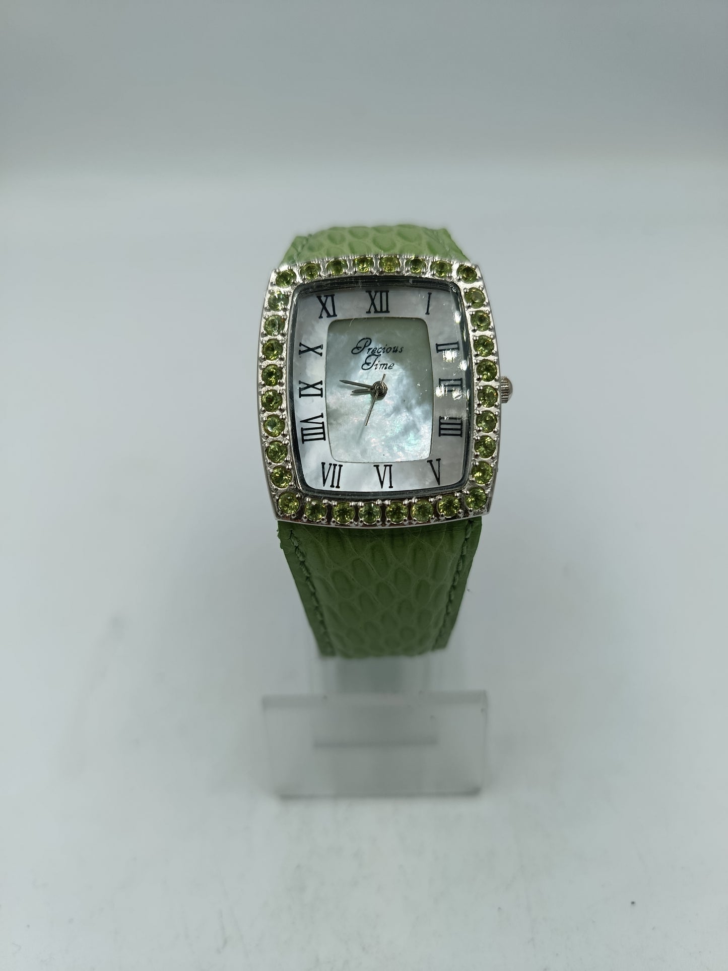 Precious Time Damenarmbanduhr in Grün mit Steinbesatz Perlmuttoptik Zifferblatt