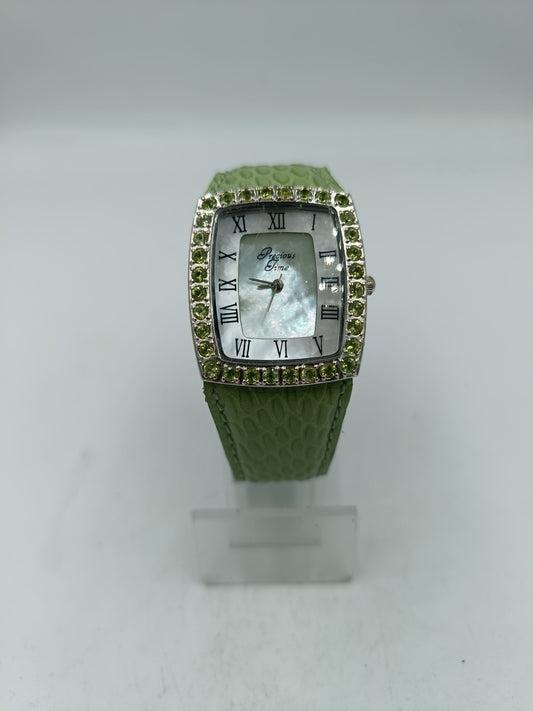 Precious Time Damenarmbanduhr in Grün mit Steinbesatz Perlmuttoptik Zifferblatt