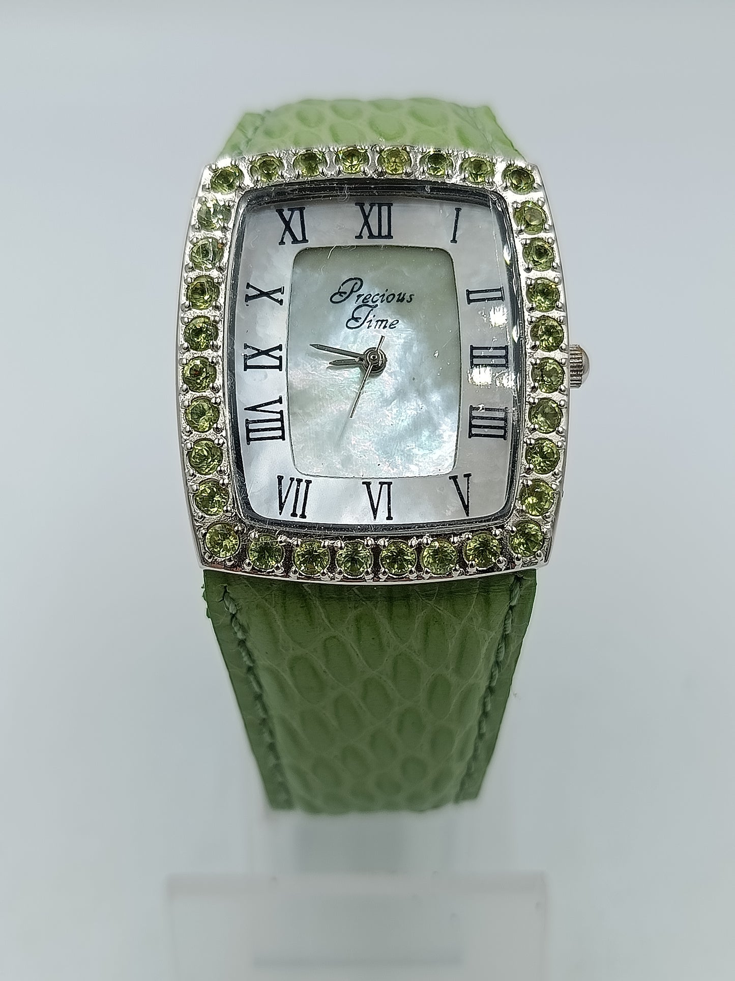 Precious Time Damenarmbanduhr in Grün mit Steinbesatz Perlmuttoptik Zifferblatt