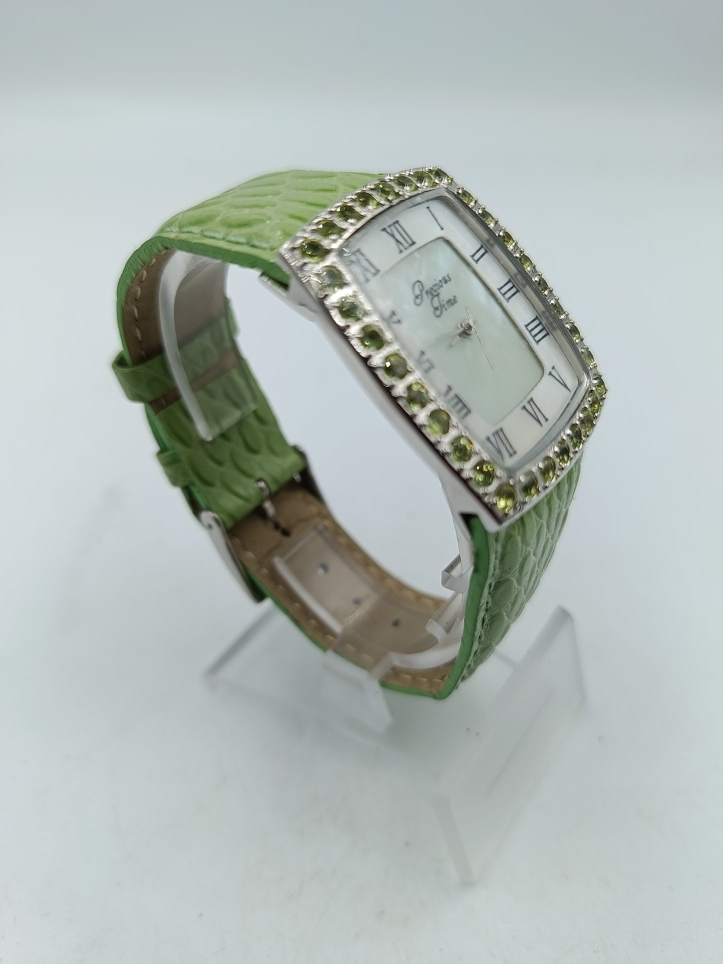 Precious Time Damenarmbanduhr in Grün mit Steinbesatz Perlmuttoptik Zifferblatt