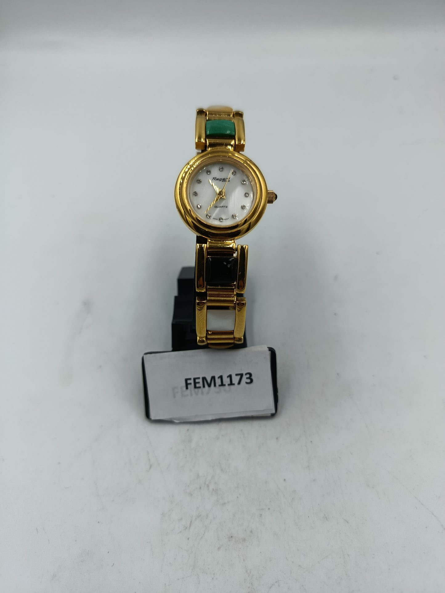 Goldfarbene Damenarmbanduhr mit Schmuck Elementen Klassischer zeitloser Look