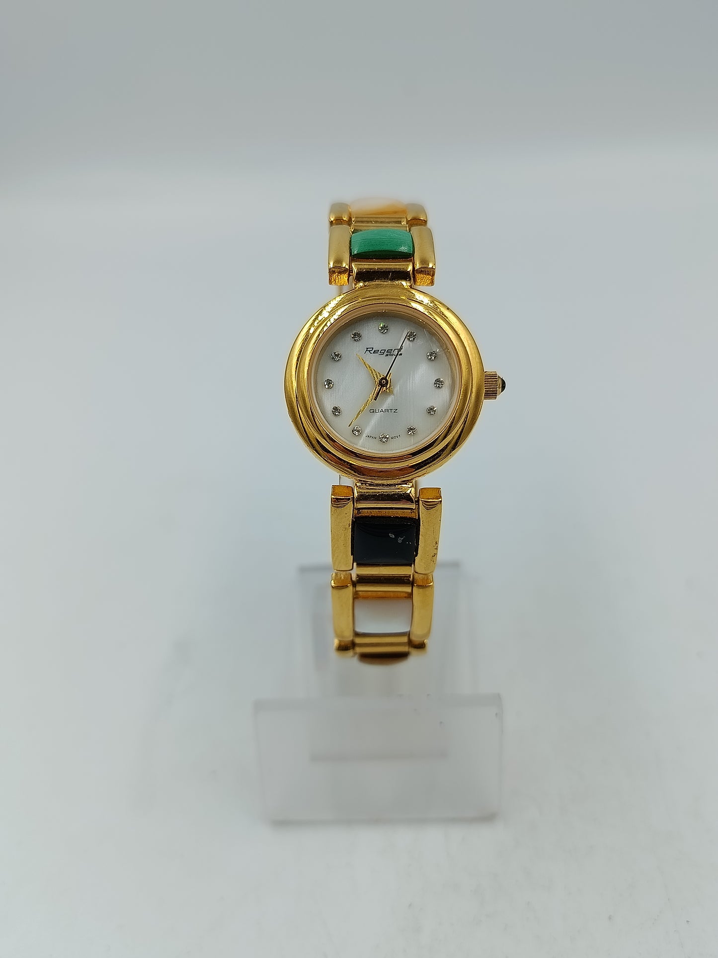 Goldfarbene Damenarmbanduhr mit Schmuck Elementen Klassischer zeitloser Look