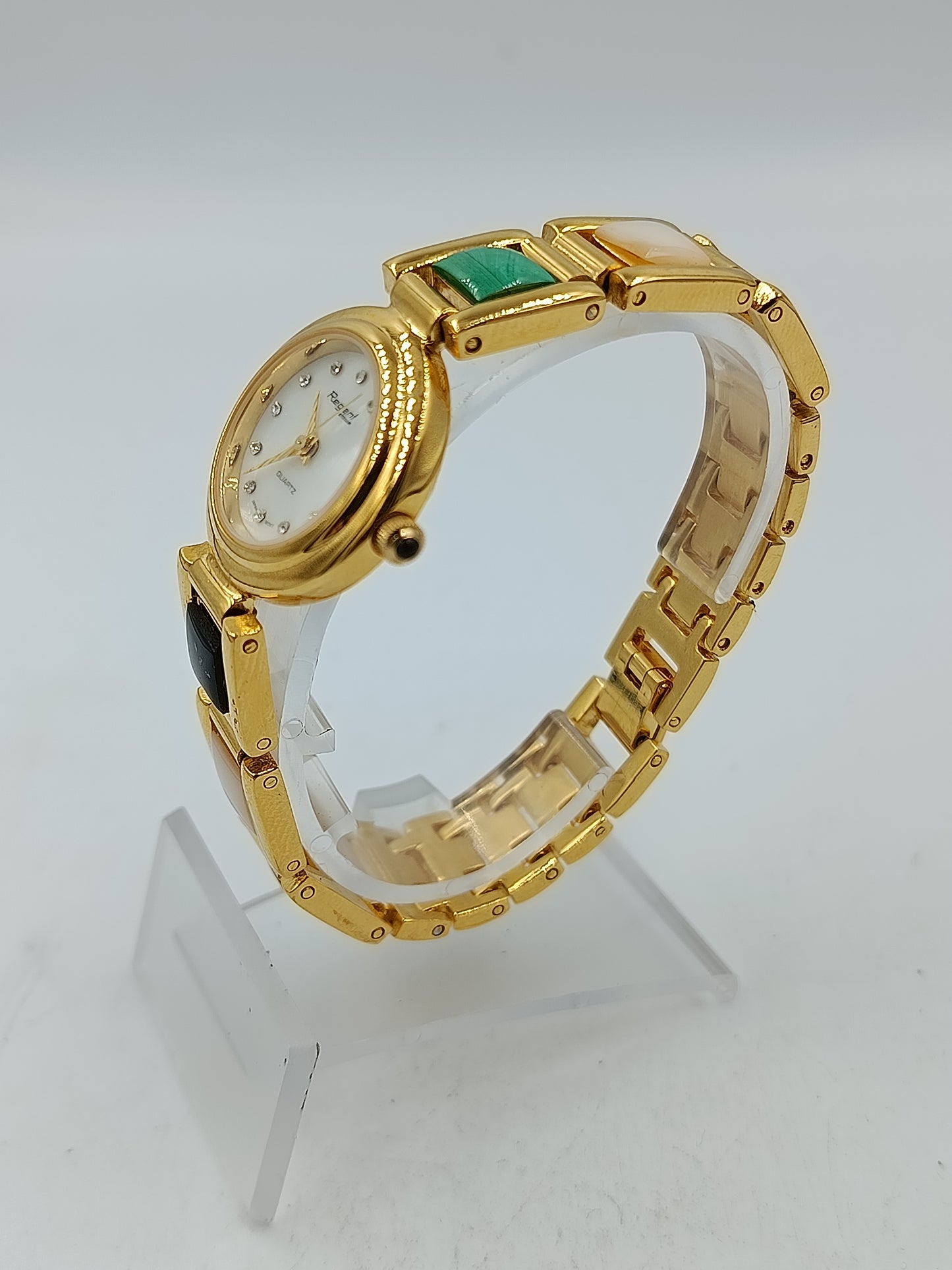 Goldfarbene Damenarmbanduhr mit Schmuck Elementen Klassischer zeitloser Look