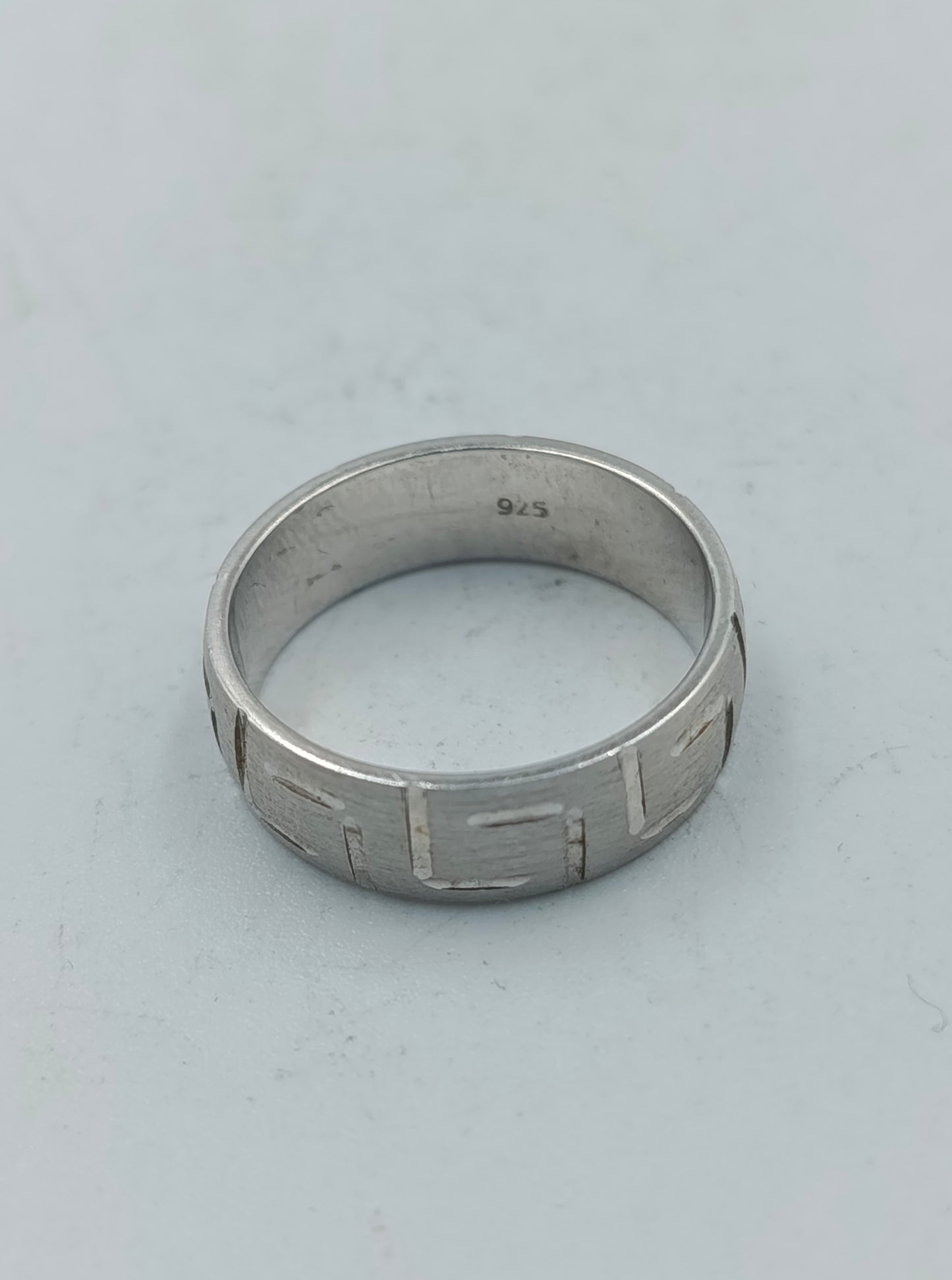 Eleganter und hochwertiger 925er Sterlingsilber Bandring mit edlem umlaufendem geometrischem Mäandermuster