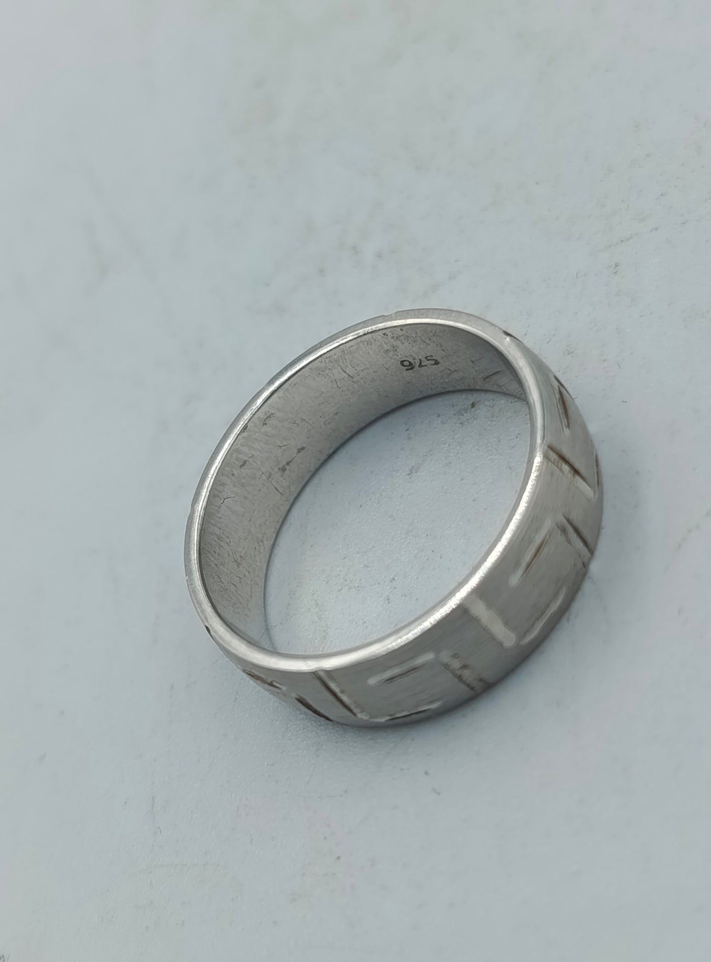 Eleganter und hochwertiger 925er Sterlingsilber Bandring mit edlem umlaufendem geometrischem Mäandermuster