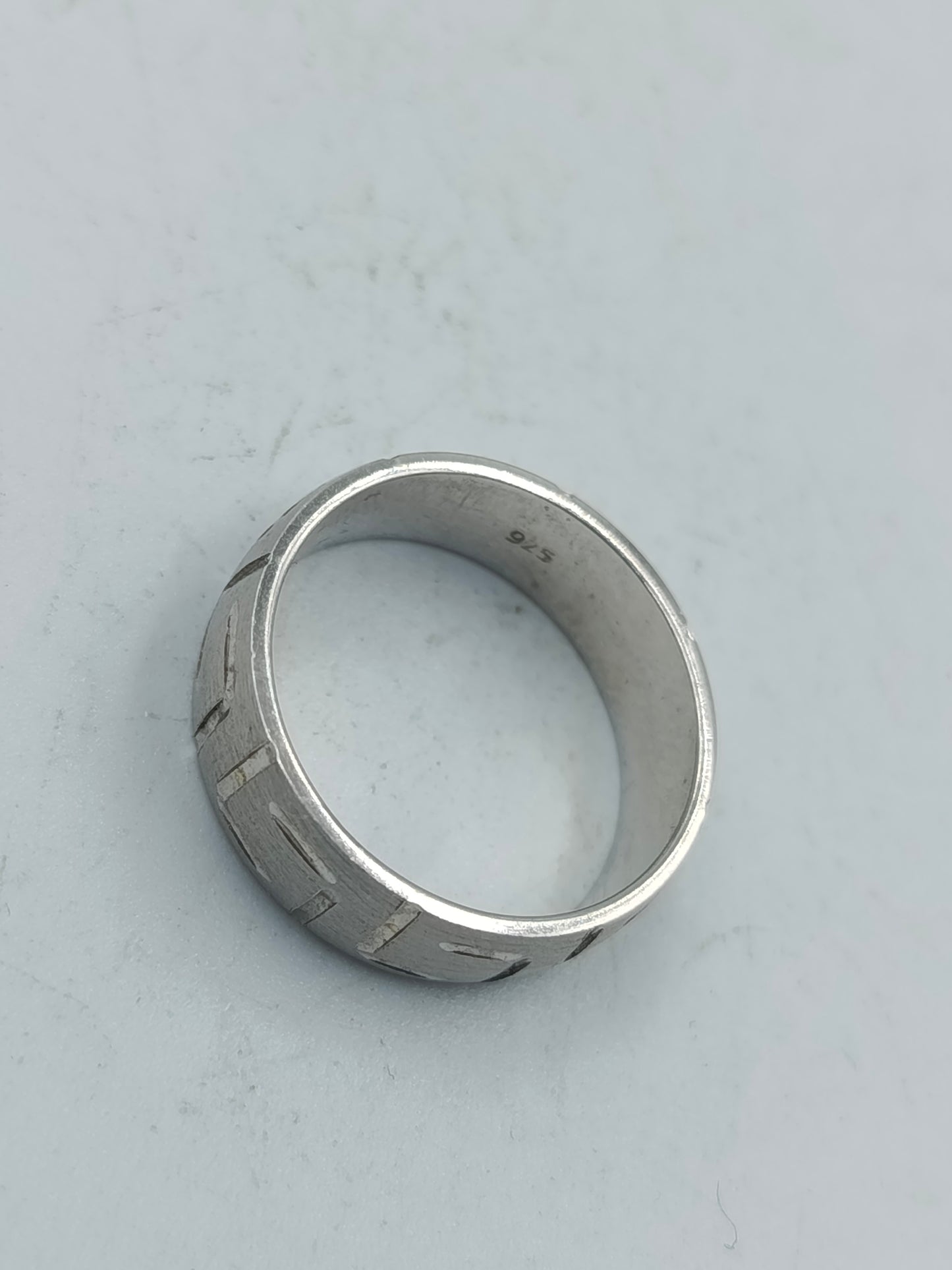 Eleganter und hochwertiger 925er Sterlingsilber Bandring mit edlem umlaufendem geometrischem Mäandermuster