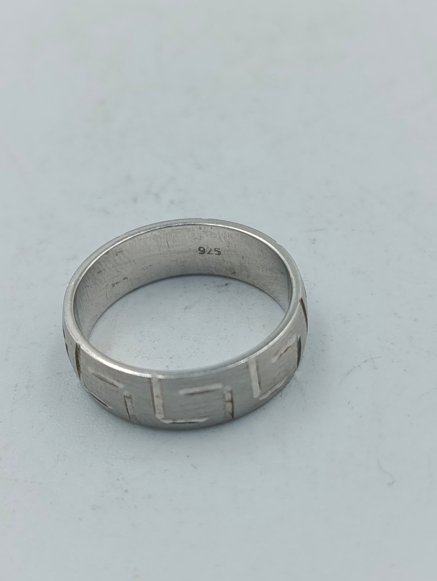 Eleganter und hochwertiger 925er Sterlingsilber Bandring mit edlem umlaufendem geometrischem Mäandermuster