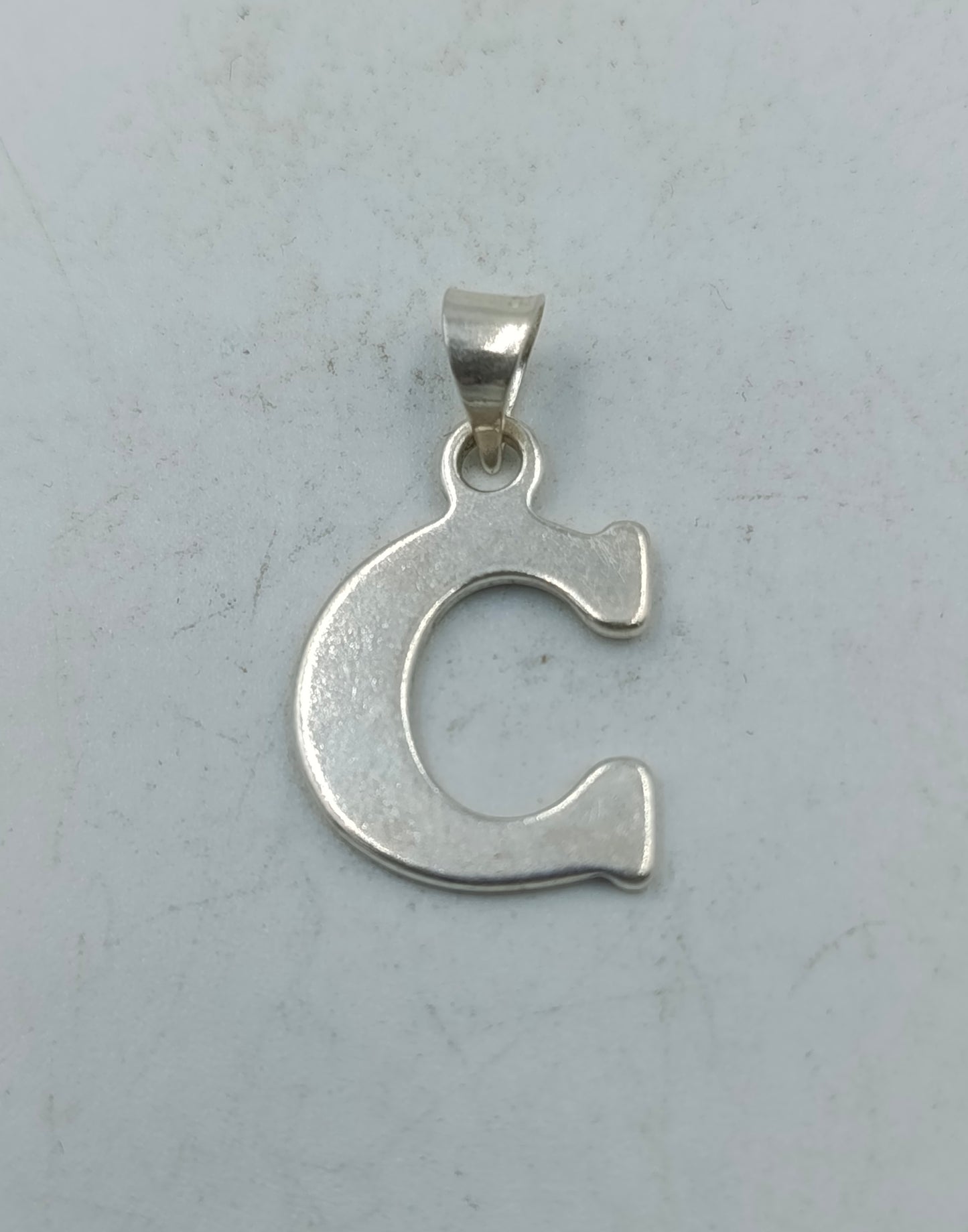 Hochwertiger und eleganter Buchstaben Anhaenger aus 925er Sterlingsilber im zeitlosen C Design