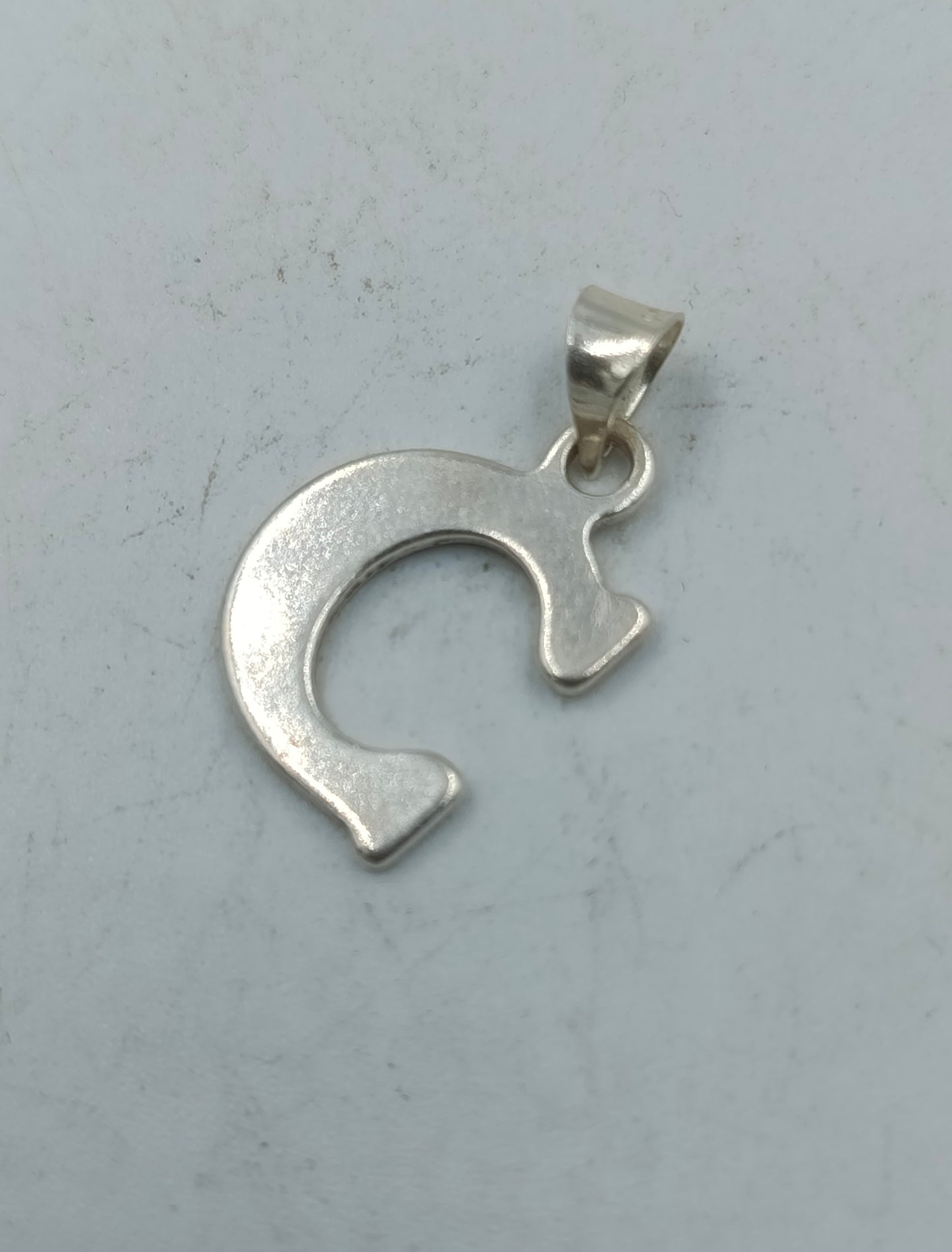 Hochwertiger und eleganter Buchstaben Anhaenger aus 925er Sterlingsilber im zeitlosen C Design