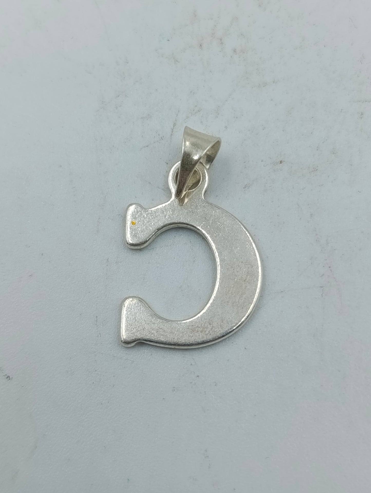 Hochwertiger und eleganter Buchstaben Anhaenger aus 925er Sterlingsilber im zeitlosen C Design