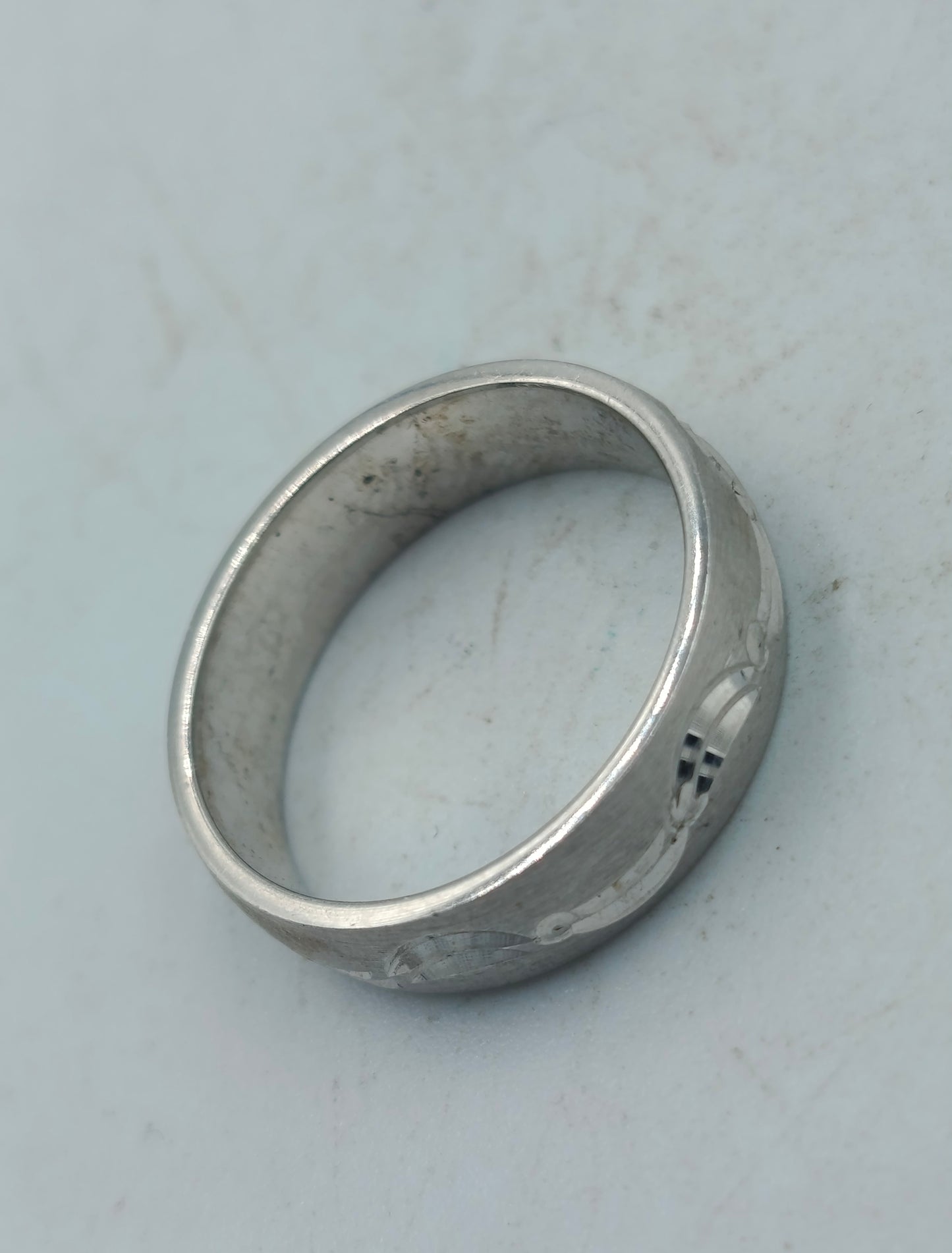 Eleganter und hochwertiger 925er Sterlingsilber Bandring mit edlem umlaufendem geometrischem Mäandermuster