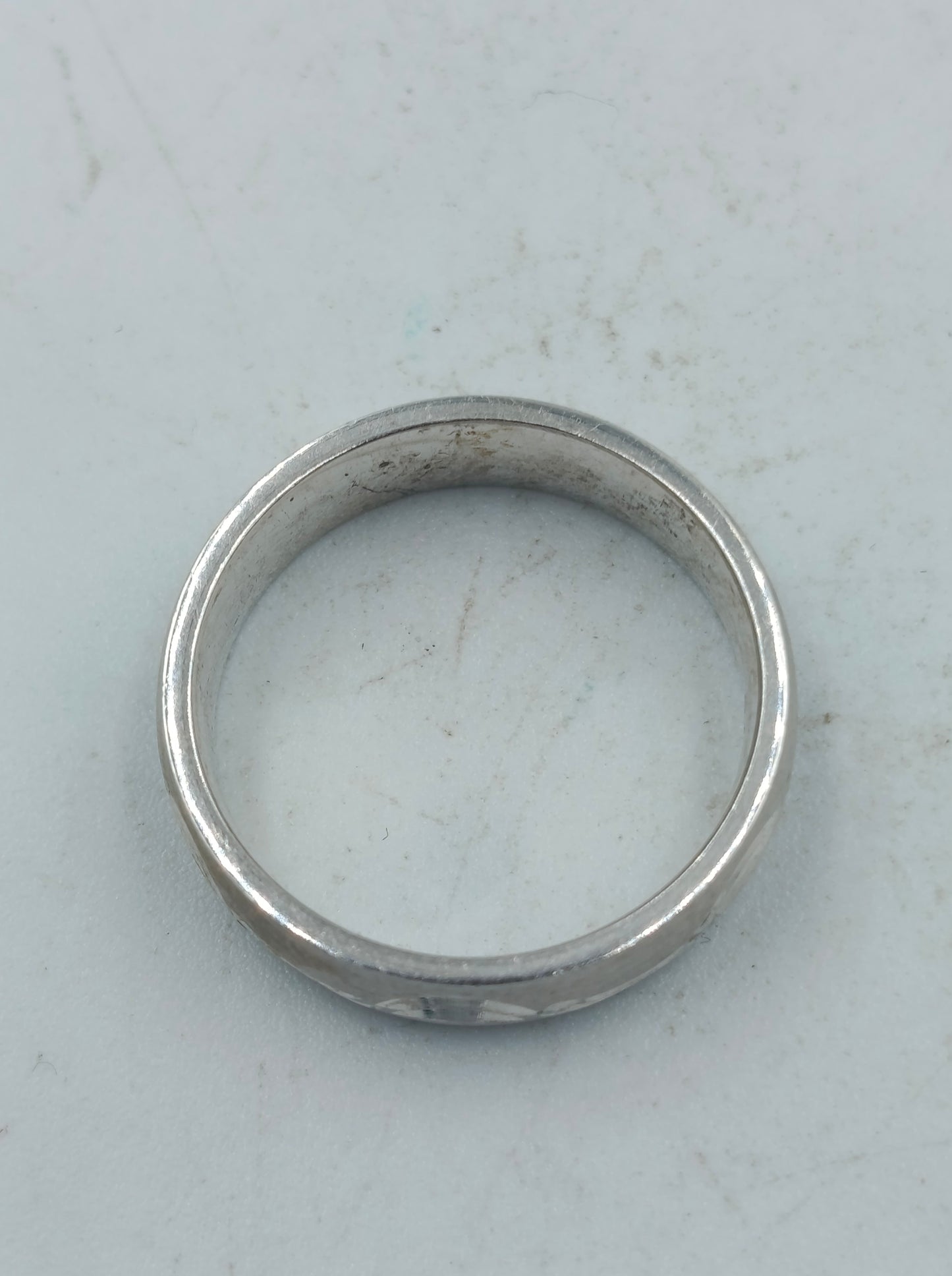 Eleganter und hochwertiger 925er Sterlingsilber Bandring mit edlem umlaufendem geometrischem Mäandermuster