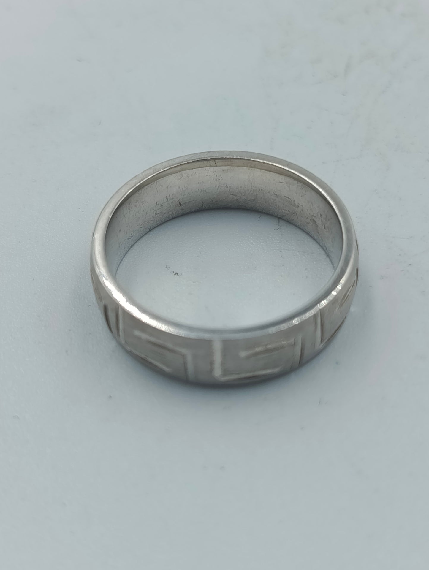Eleganter und hochwertiger 925er Sterlingsilber Bandring mit edlem umlaufendem geometrischem Mäandermuster