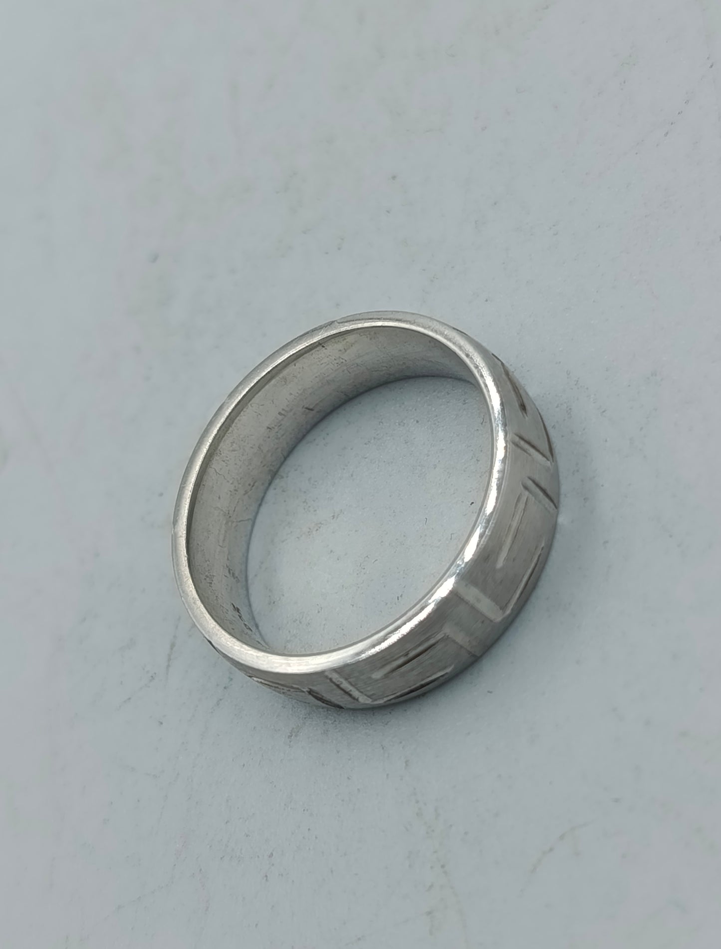 Eleganter und hochwertiger 925er Sterlingsilber Bandring mit edlem umlaufendem geometrischem Mäandermuster