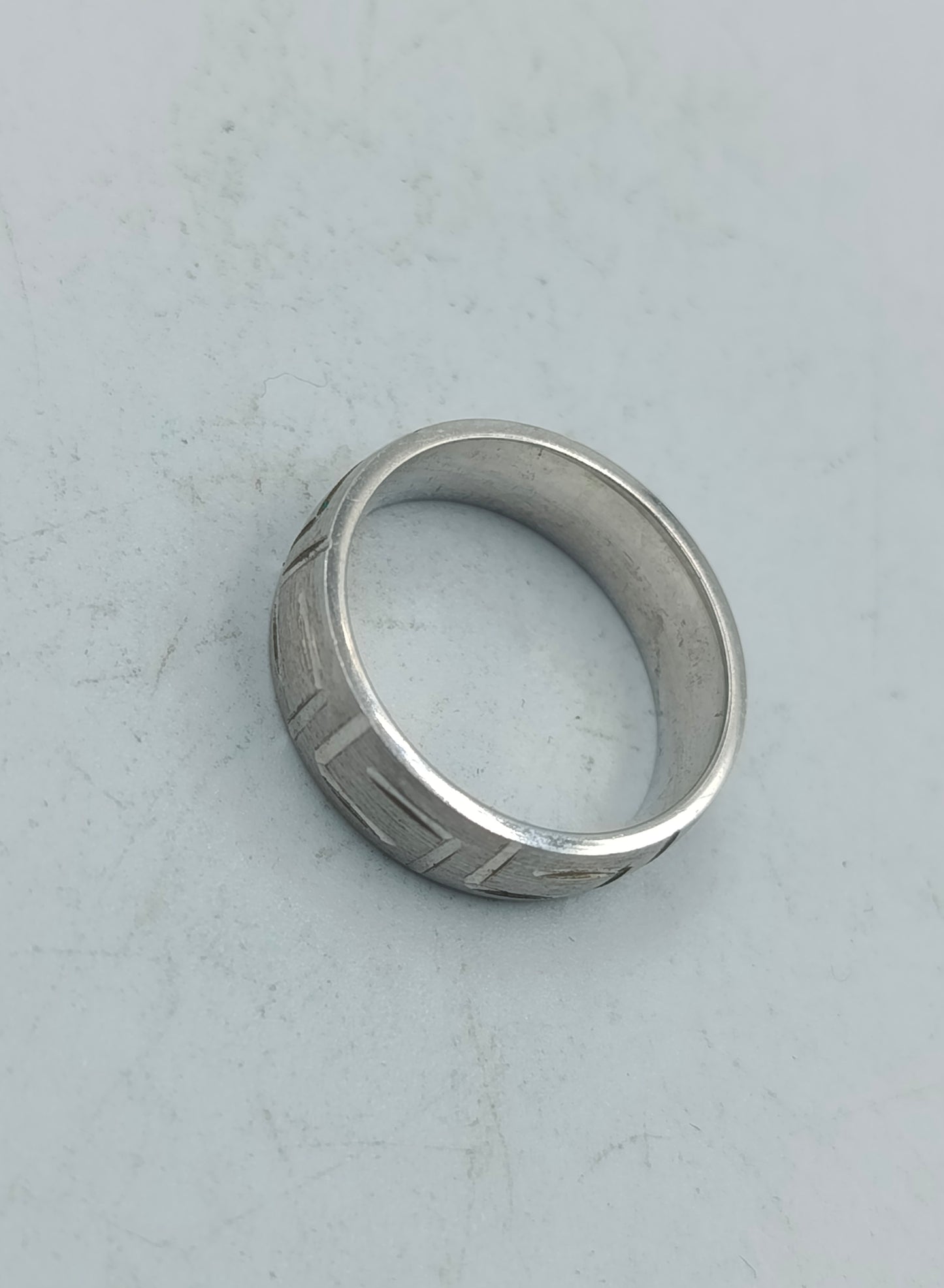 Eleganter und hochwertiger 925er Sterlingsilber Bandring mit edlem umlaufendem geometrischem Mäandermuster