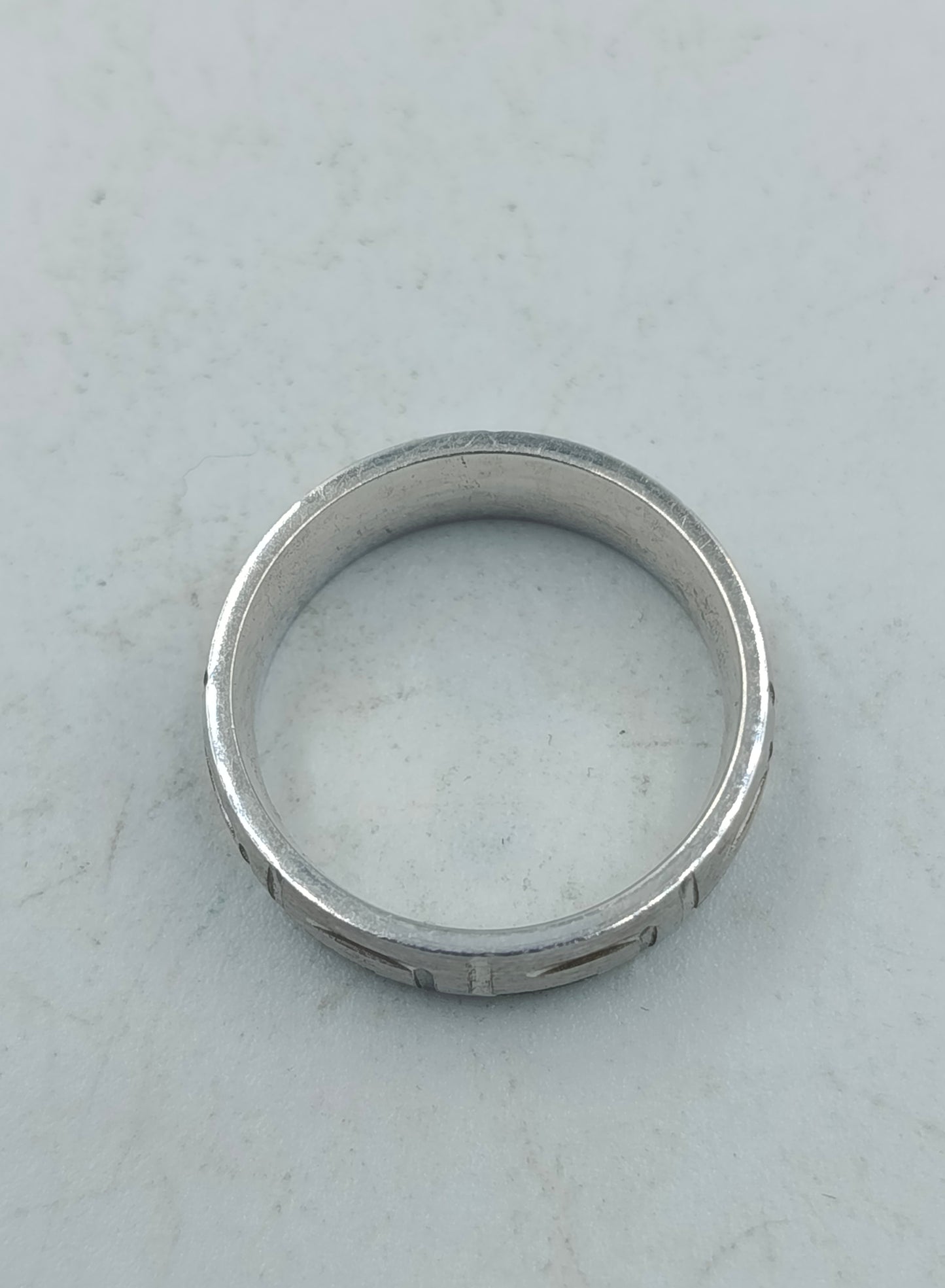 Eleganter und hochwertiger 925er Sterlingsilber Bandring mit edlem umlaufendem geometrischem Mäandermuster