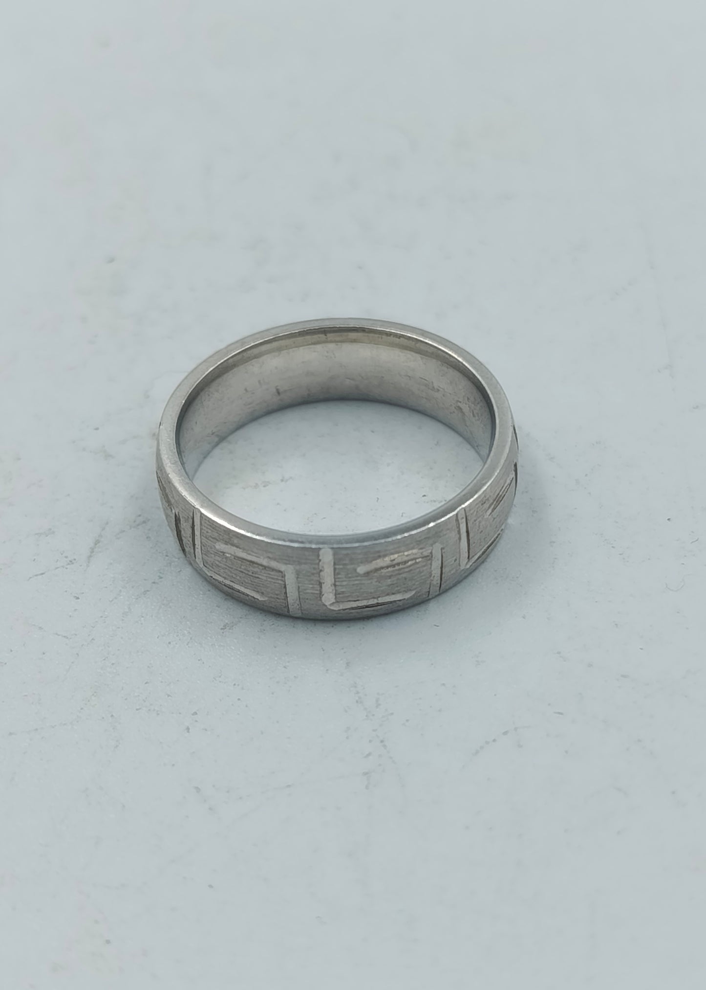 Eleganter und hochwertiger 925er Sterlingsilber Bandring mit edlem umlaufendem geometrischem Mäandermuster