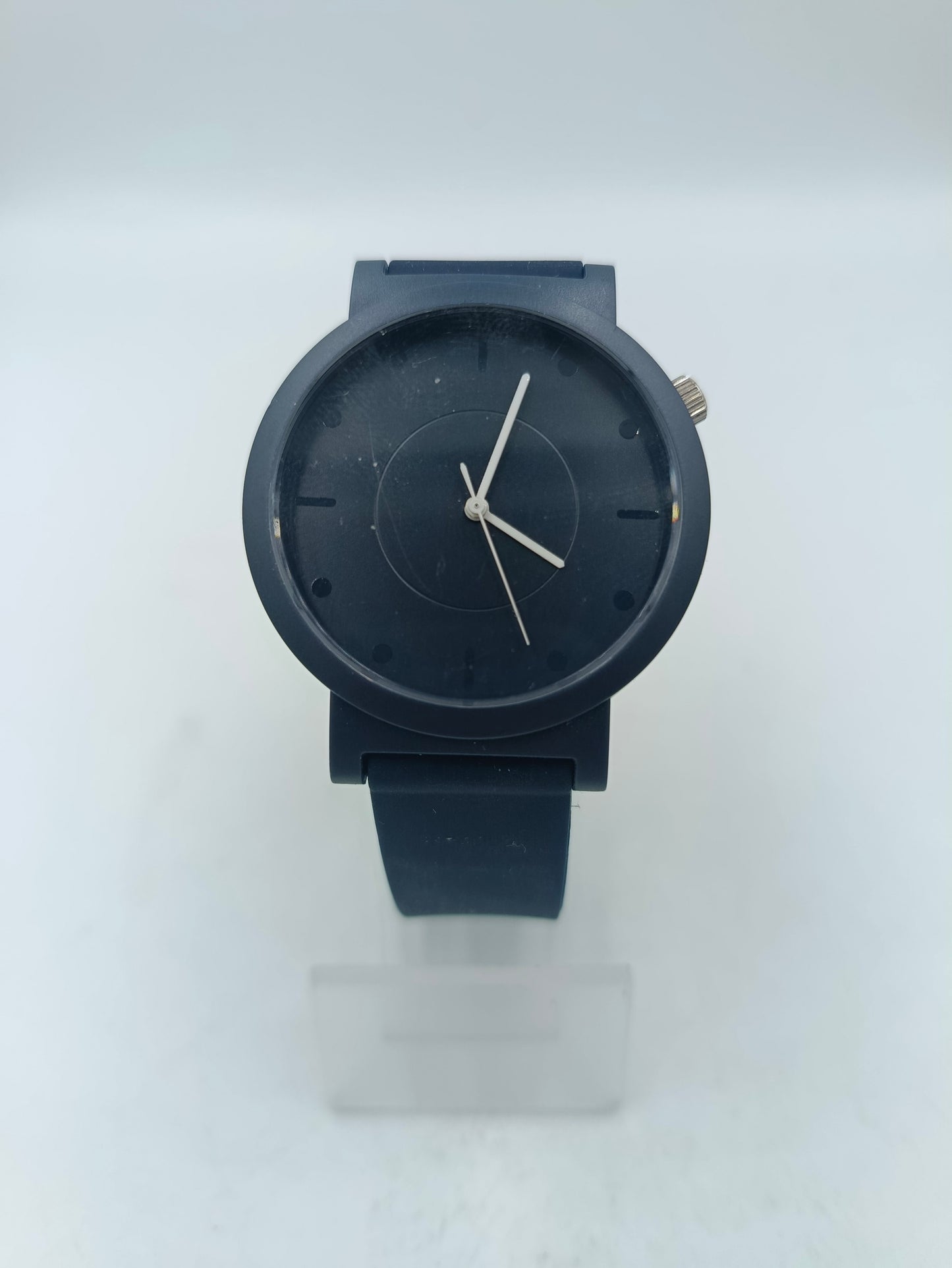 Moderne schwarze Armbanduhr mit schlichtem Zifferblatt Design