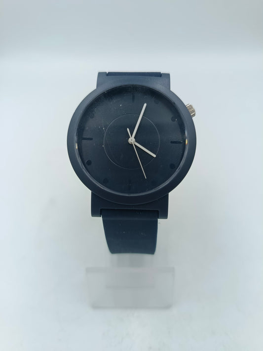 Moderne schwarze Armbanduhr mit schlichtem Zifferblatt Design