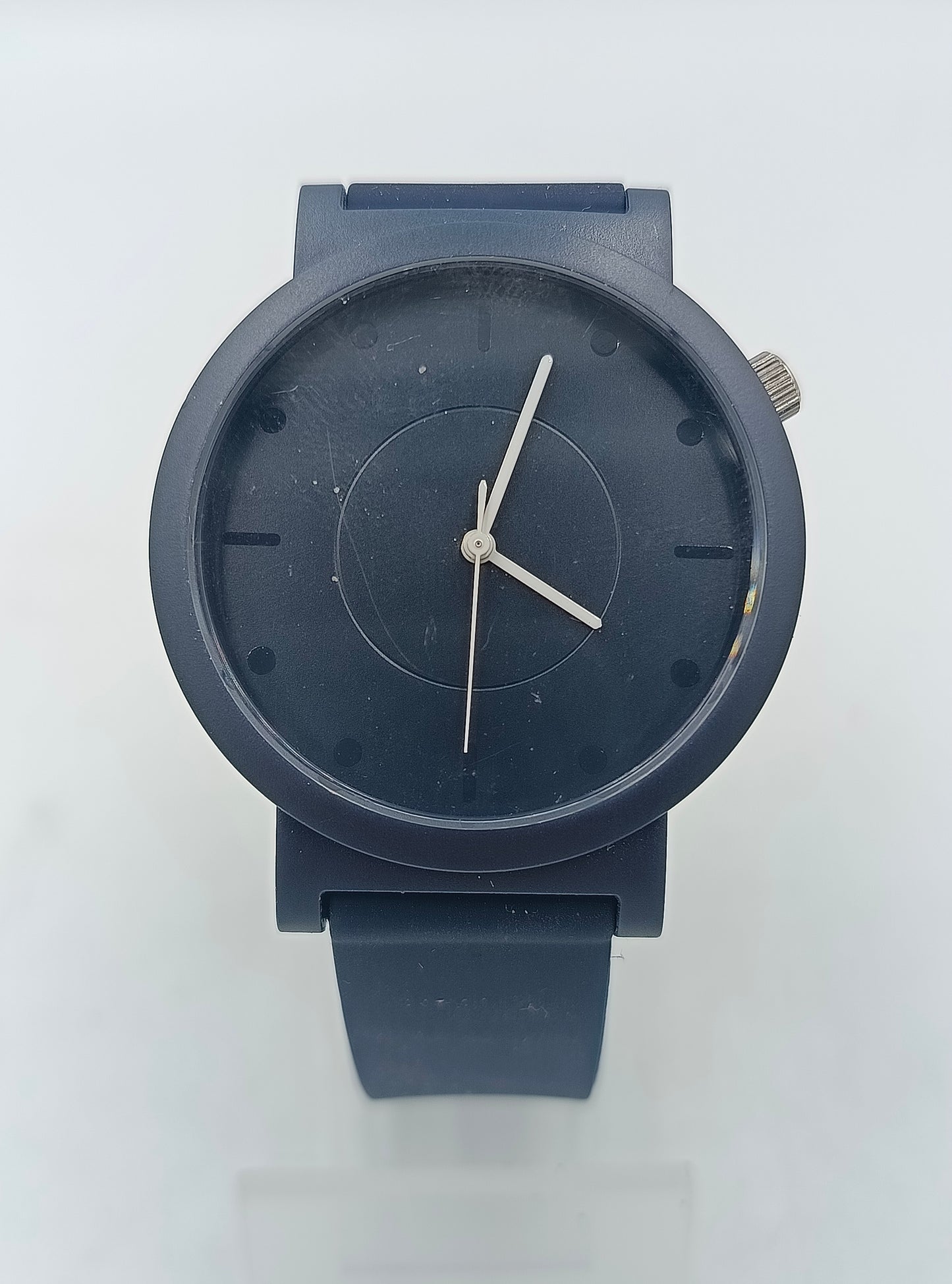 Moderne schwarze Armbanduhr mit schlichtem Zifferblatt Design