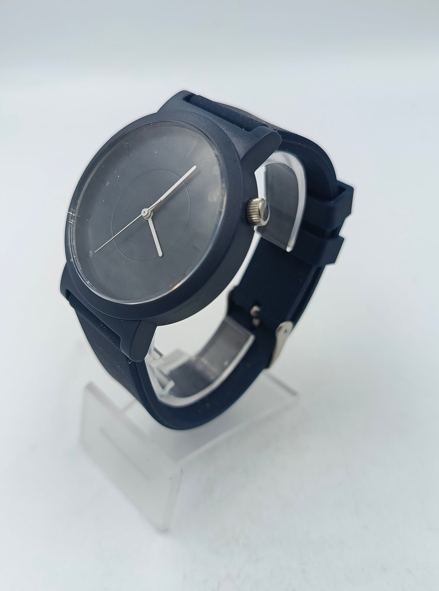 Moderne schwarze Armbanduhr mit schlichtem Zifferblatt Design